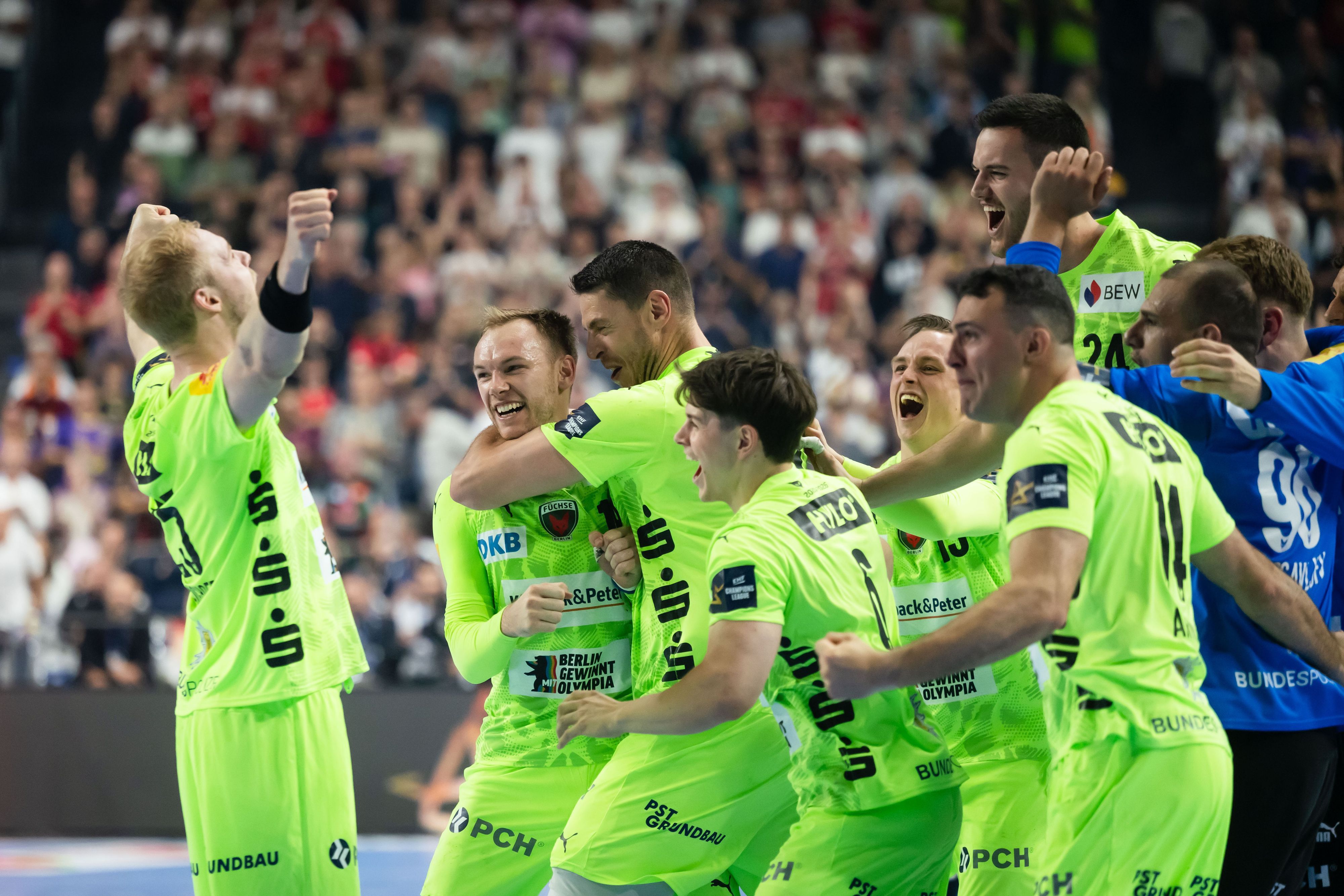 Die Berliner Spieler jubeln nach der Partie gegen Magdeburg.