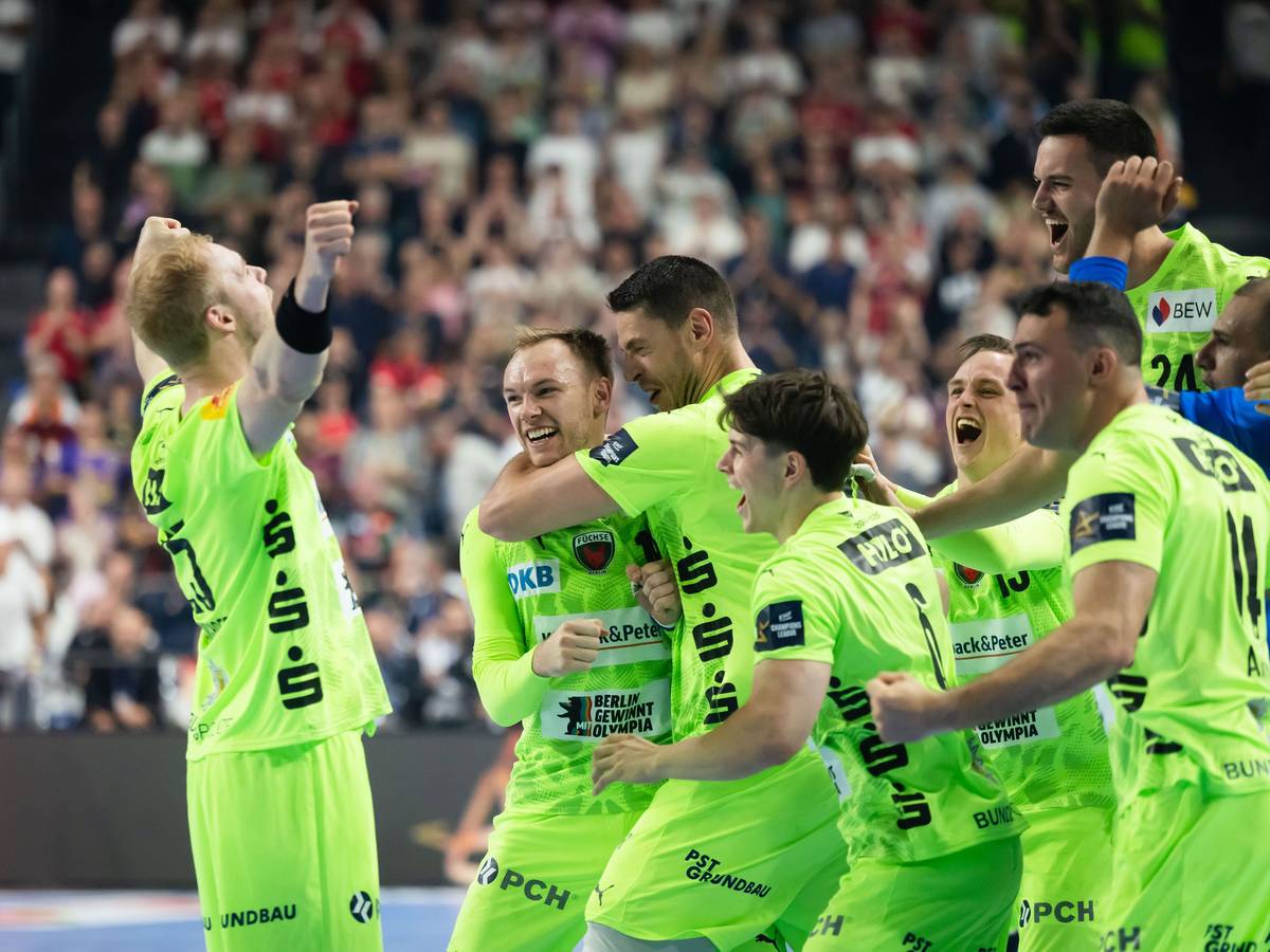 Die Berliner Spieler jubeln nach der Partie gegen Magdeburg.