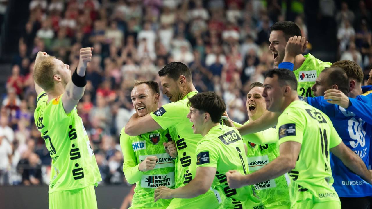 Die Berliner Spieler jubeln nach der Partie gegen Magdeburg.