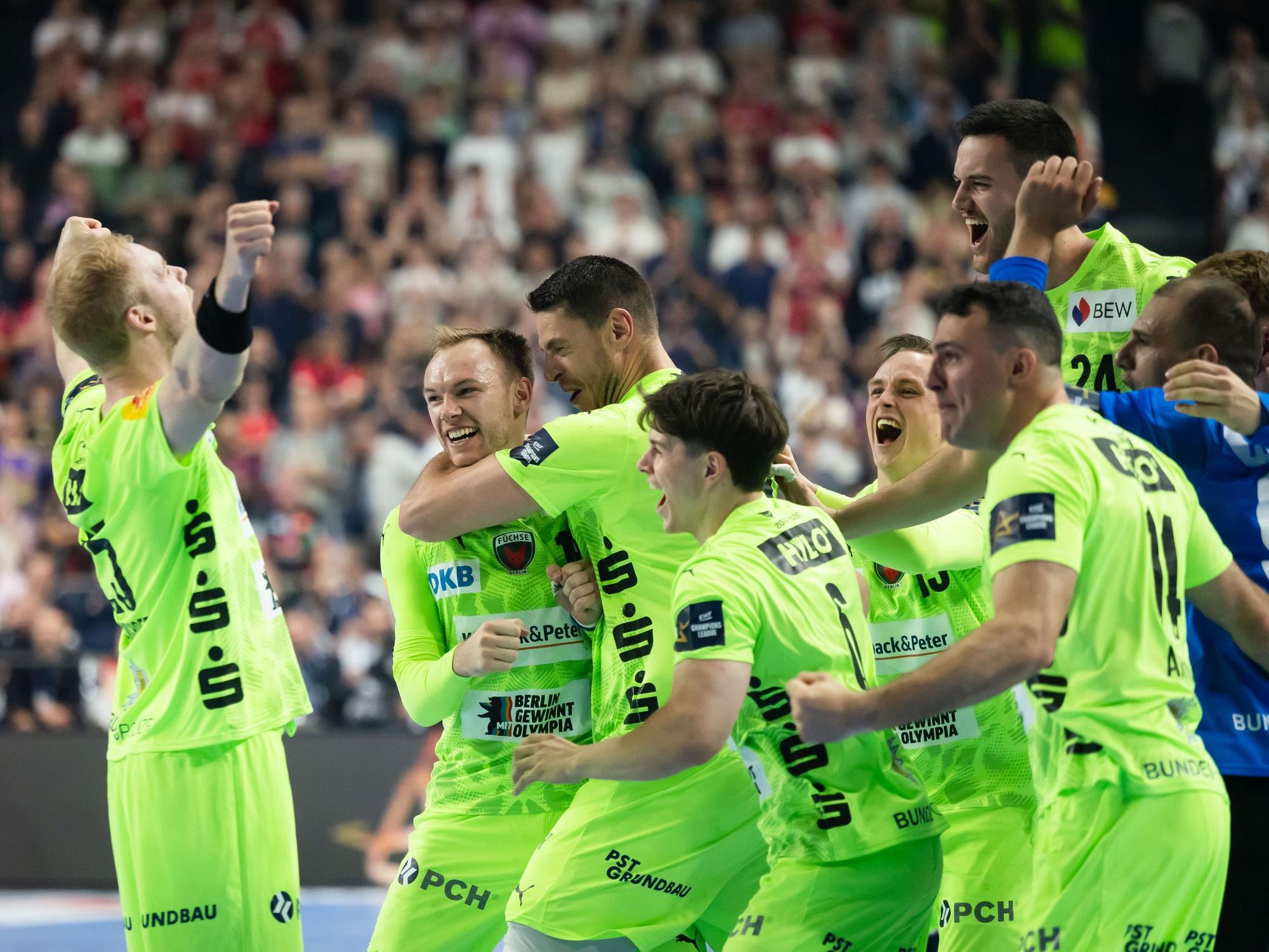 Die Berliner Spieler jubeln nach der Partie gegen Magdeburg.