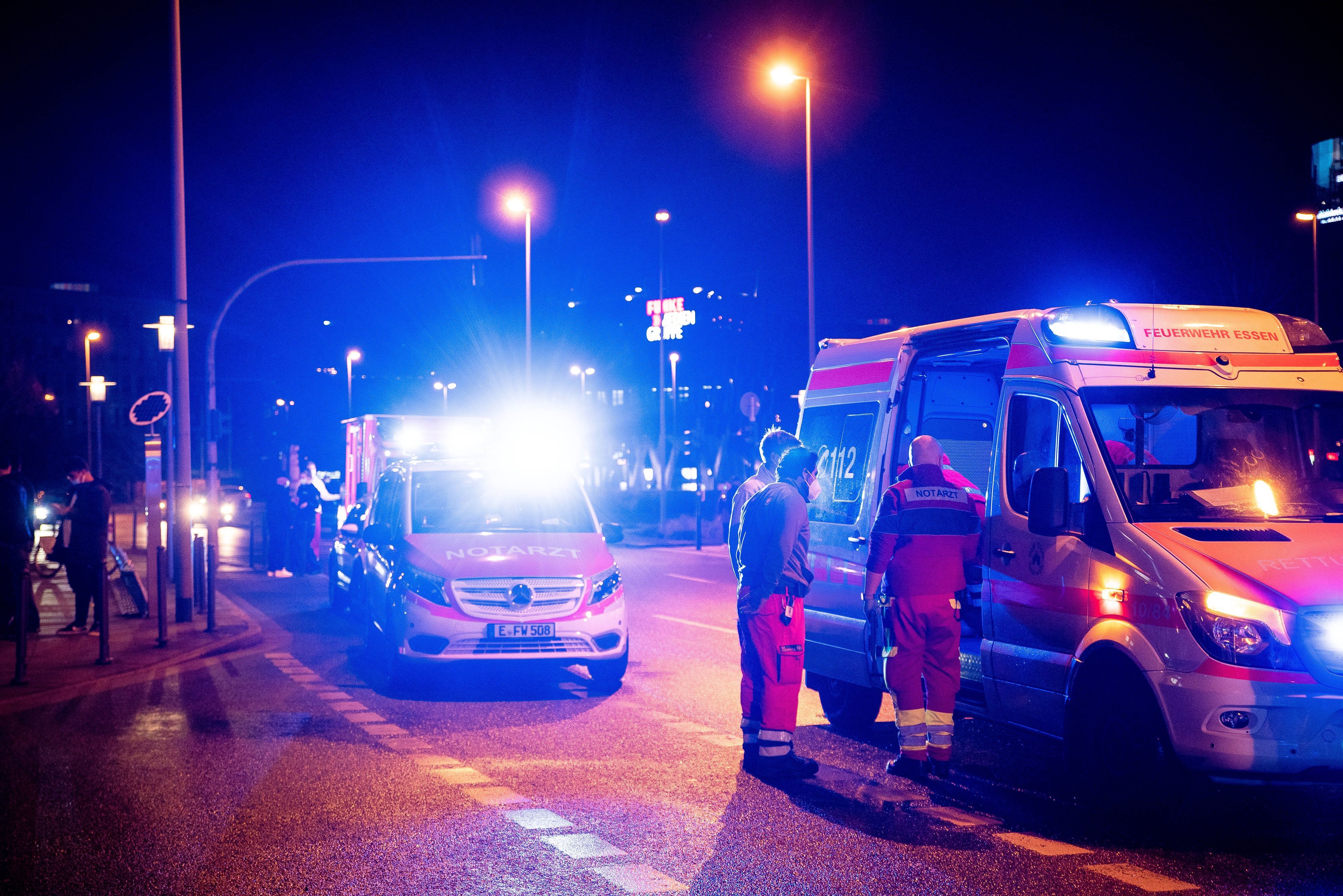 Die Feuerwehr rückte mit einem Großaufgebot zur „We love the 90s“-Party in Elsdorf (Rhein-Erft-Kreis) aus. Das Symbolbild zeigt Rettungskräfte nach einem Pfefferspray-Zwischenfall in einem NRW-Kino.