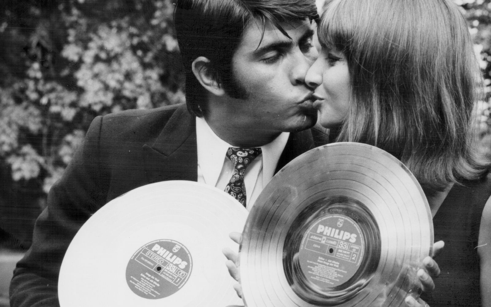 Allein in Deutschland verkauften Esther und Abi Ofarim - hier bei der Verleihung von zwei Goldenen Schallplatten - Millionen von Tonträgern.  (Bild: Keystone/Hulton Archive/Getty Images)