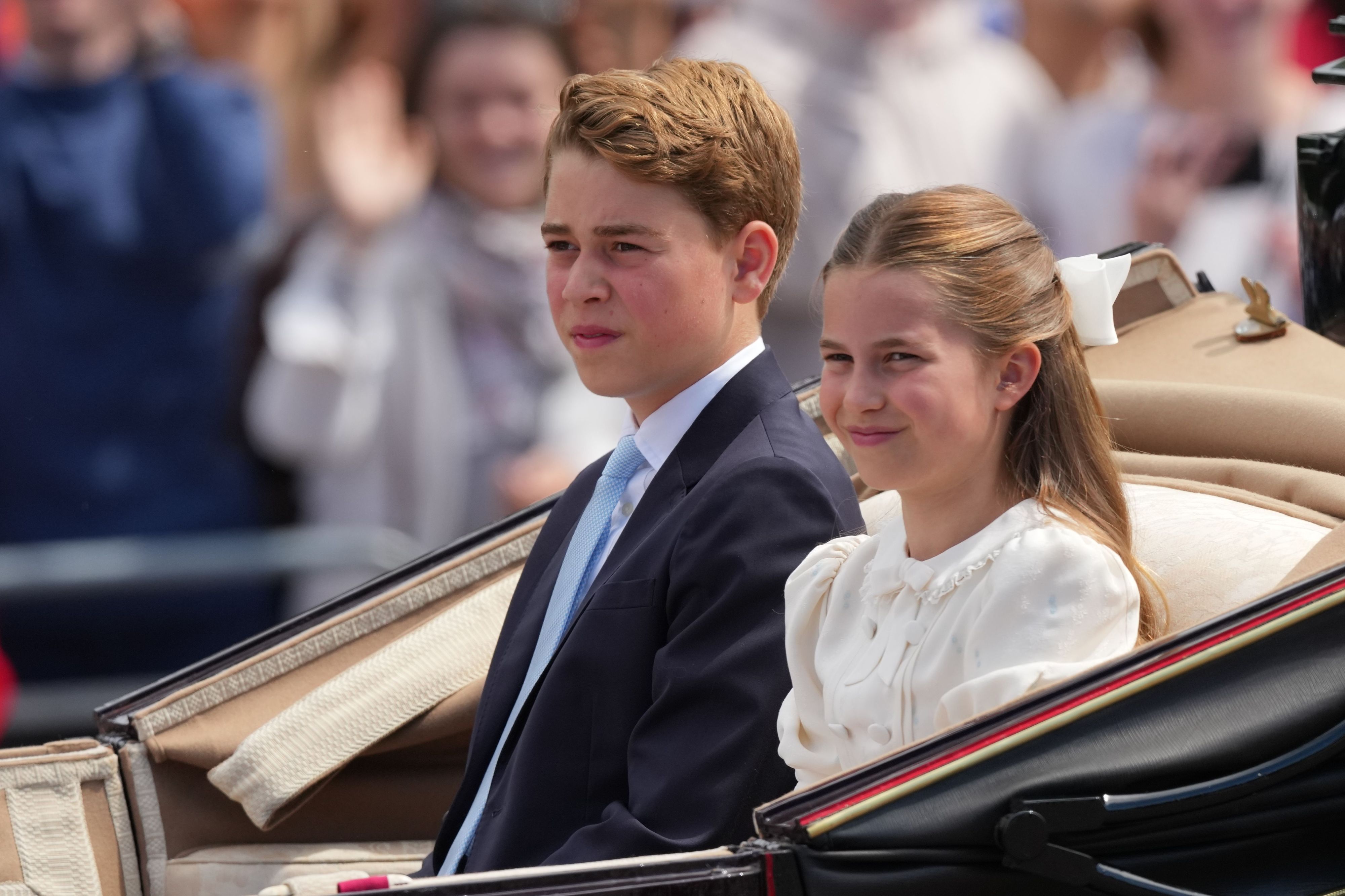 Prinz George und Prinzessin Charlotte fahren während der „Trooping the Colour“, der jährlichen Geburtstagsparade des Königs, in einer offenen Kutsche mit.
