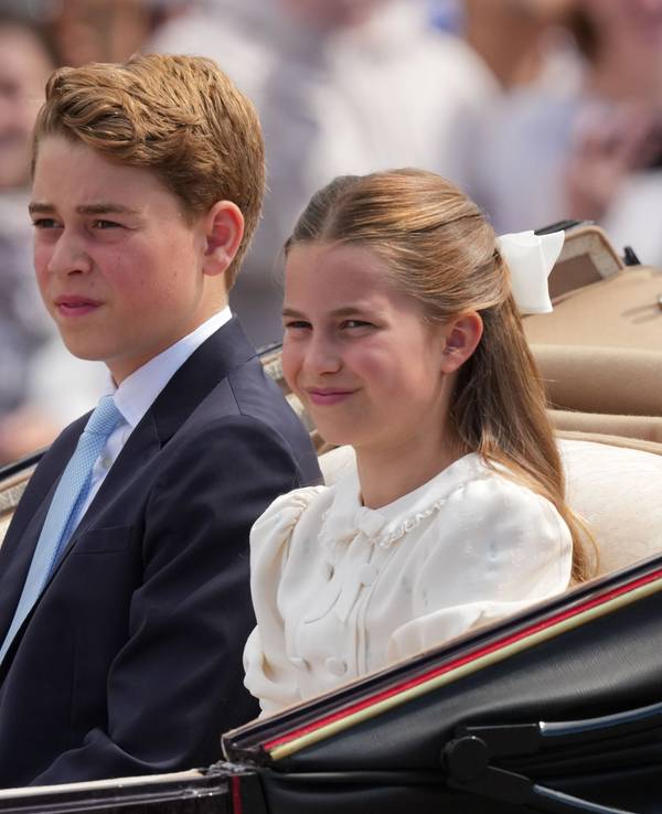 Prinz George und Prinzessin Charlotte fahren während der „Trooping the Colour“, der jährlichen Geburtstagsparade des Königs, in einer offenen Kutsche mit.