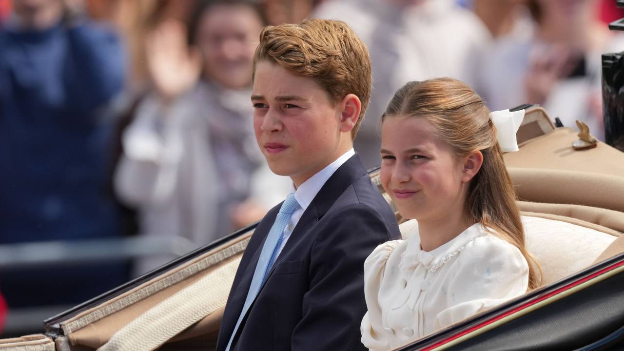 Prinz George und Prinzessin Charlotte fahren während der „Trooping the Colour“, der jährlichen Geburtstagsparade des Königs, in einer offenen Kutsche mit.