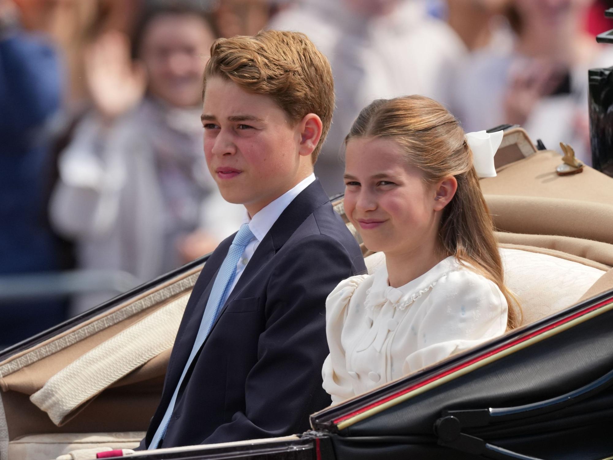 Prinz George und Prinzessin Charlotte fahren während der „Trooping the Colour“, der jährlichen Geburtstagsparade des Königs, in einer offenen Kutsche mit.