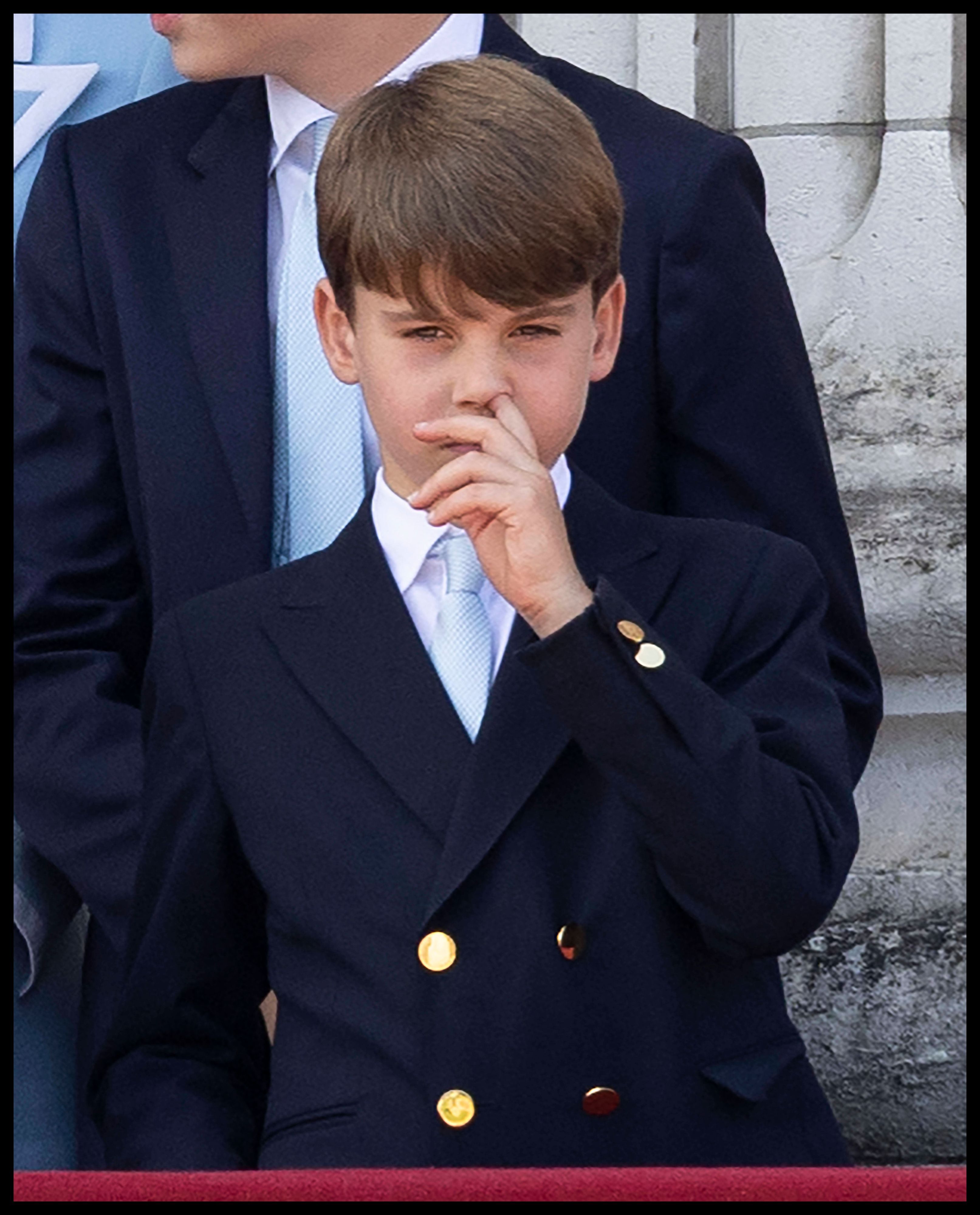 Prinz Louis popelt ungeniert auf der Balkon des Buckingham Palace.