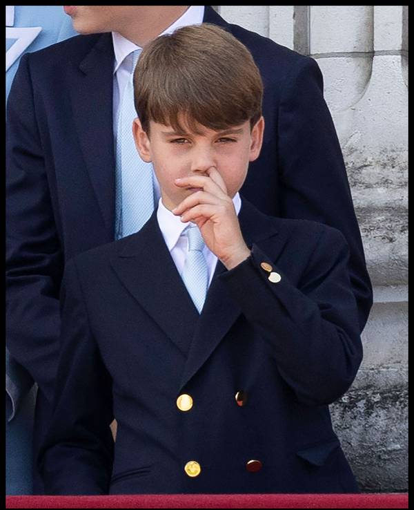 Prinz Louis popelt ungeniert auf der Balkon des Buckingham Palace.