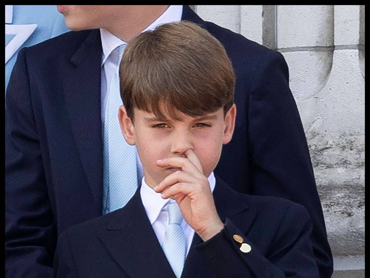 Prinz Louis popelt ungeniert auf der Balkon des Buckingham Palace.