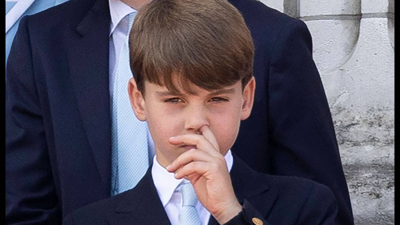 Prinz Louis popelt ungeniert auf der Balkon des Buckingham Palace.