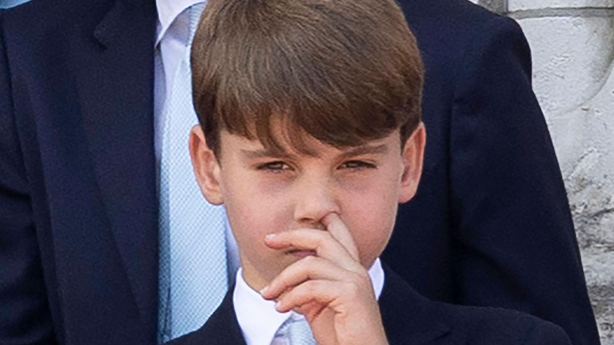 Prinz Louis popelt ungeniert auf der Balkon des Buckingham Palace.