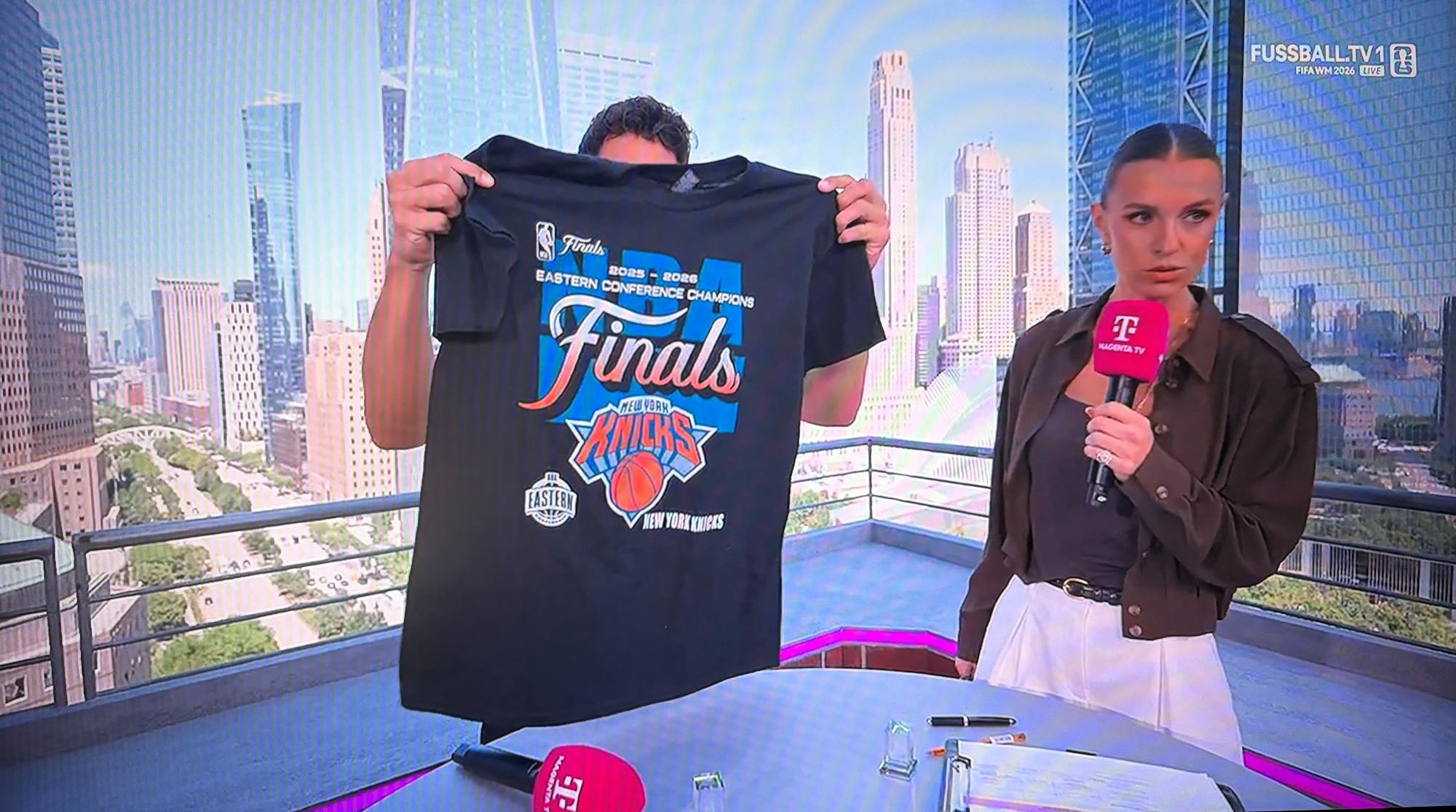 Laura Wontorra schenkt Mats Hummels ein Finals-Shirt der New York Knicks.