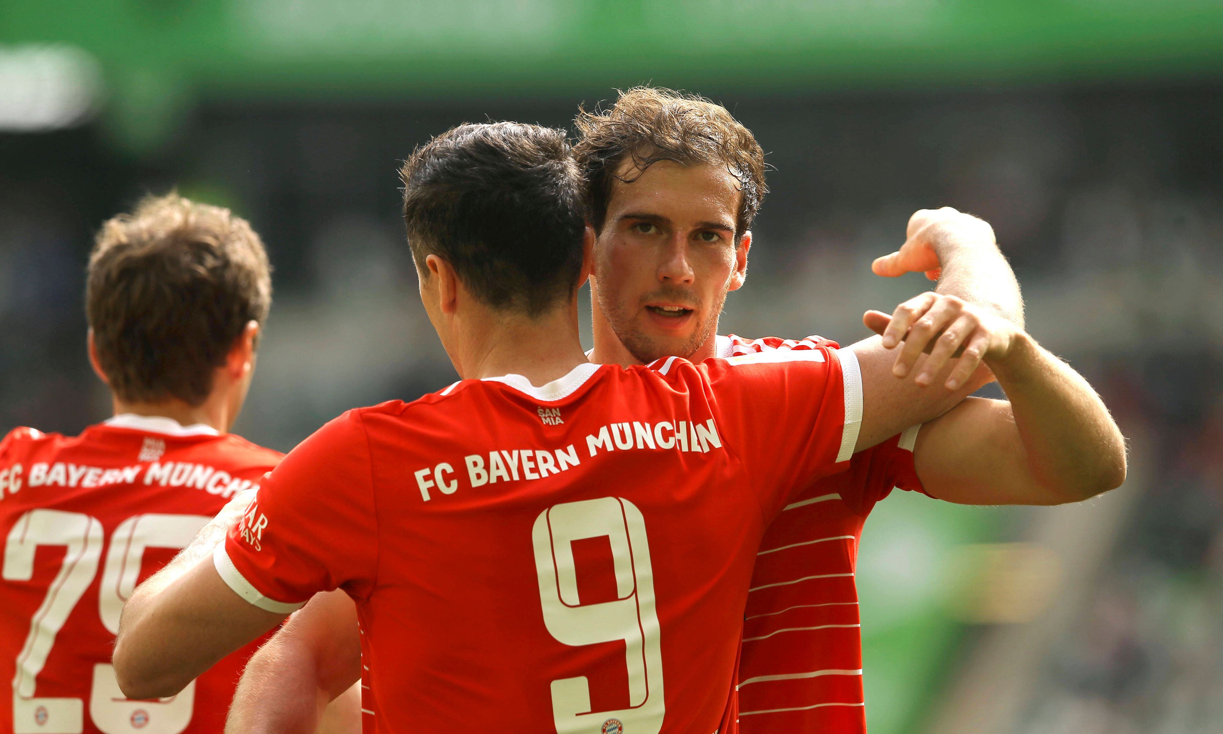 Torjubel bei Robert Lewandowski und Leon Goretzka.
