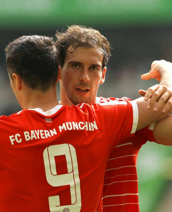 Torjubel bei Robert Lewandowski und Leon Goretzka.