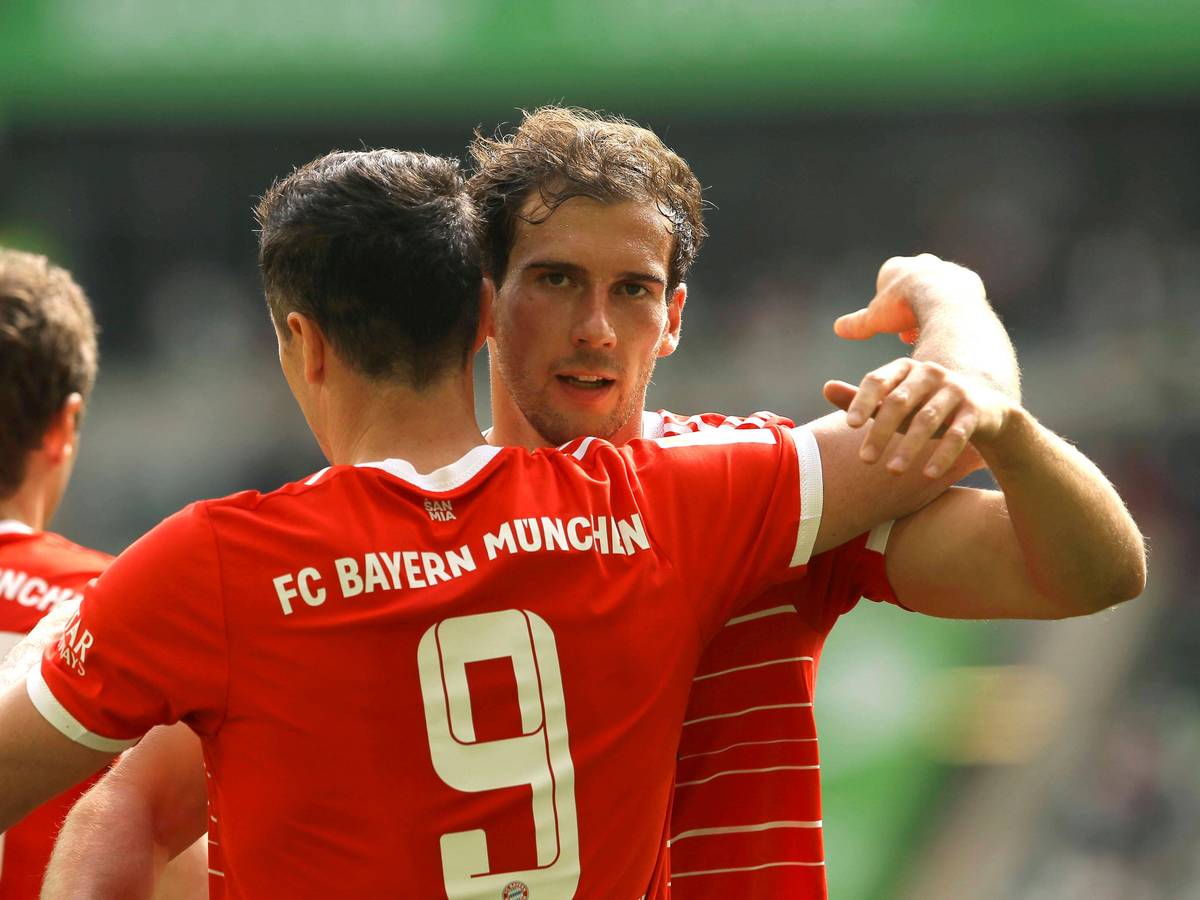 Torjubel bei Robert Lewandowski und Leon Goretzka.