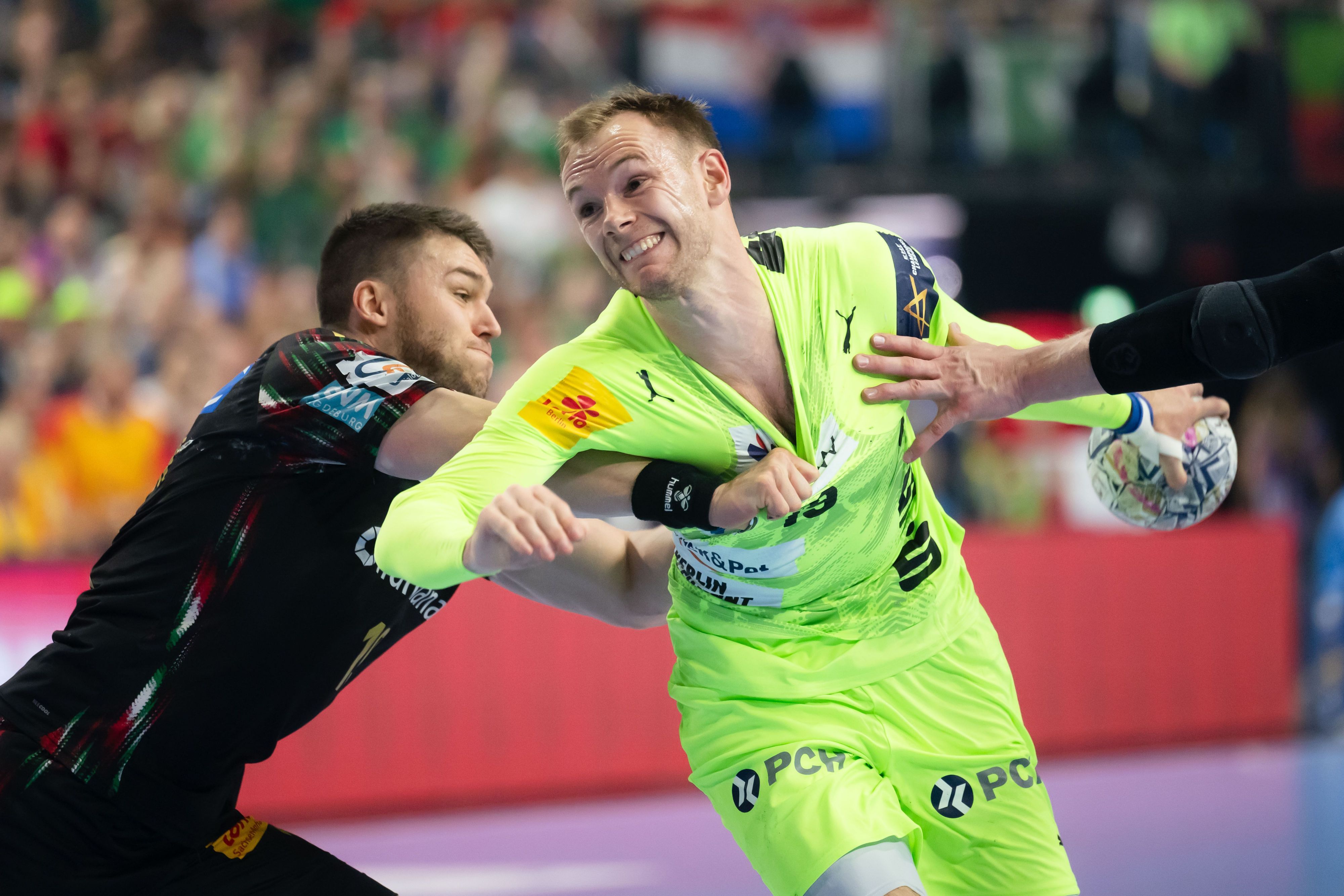 Magdeburgs Elvar Örn Jonsson versucht, Berlins Mathias Gidsel am Wurf zu hindern.
