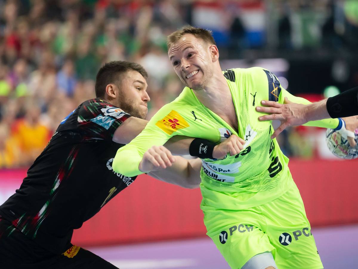Magdeburgs Elvar Örn Jonsson versucht, Berlins Mathias Gidsel am Wurf zu hindern.