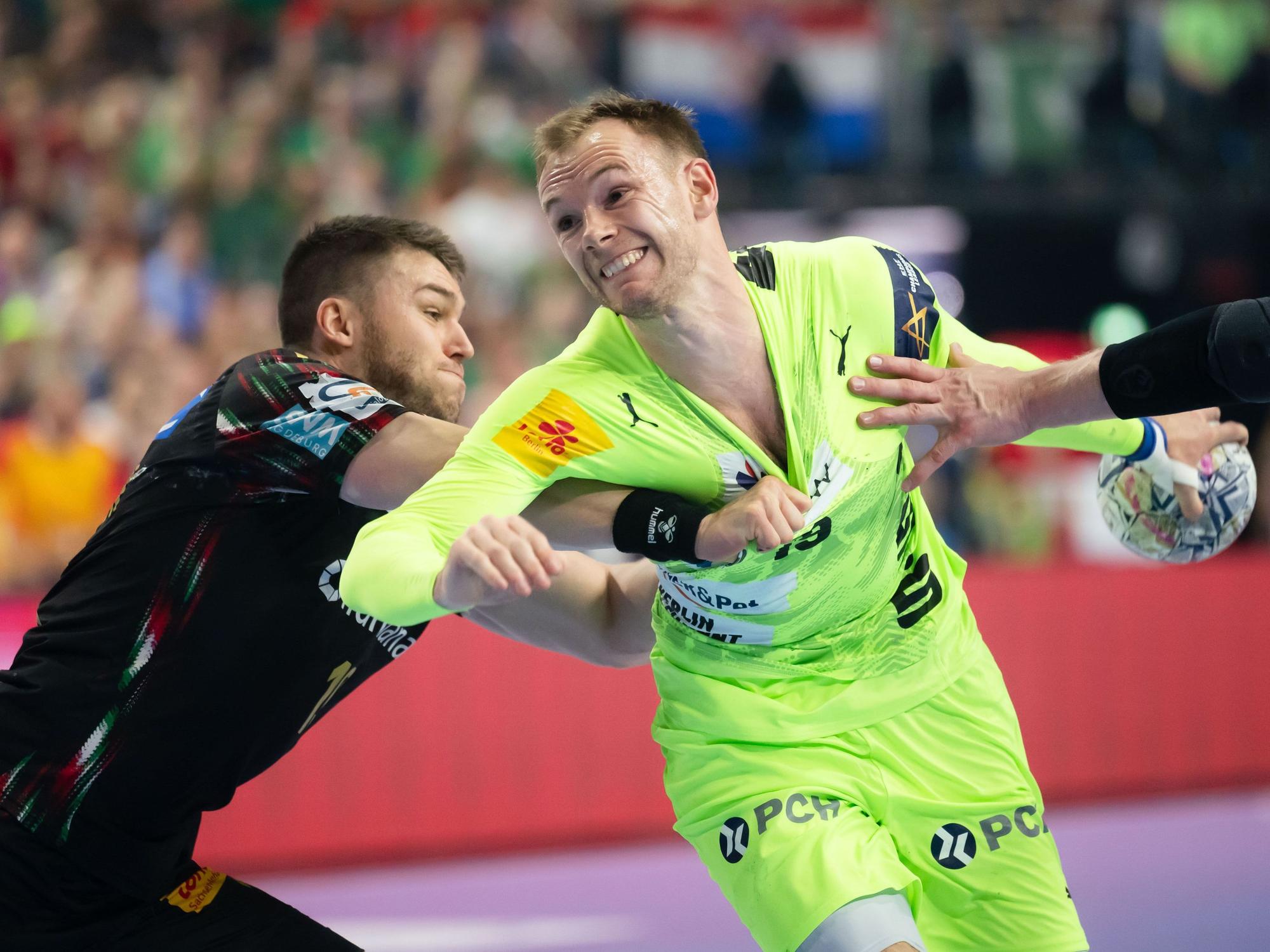 Magdeburgs Elvar Örn Jonsson versucht, Berlins Mathias Gidsel am Wurf zu hindern.