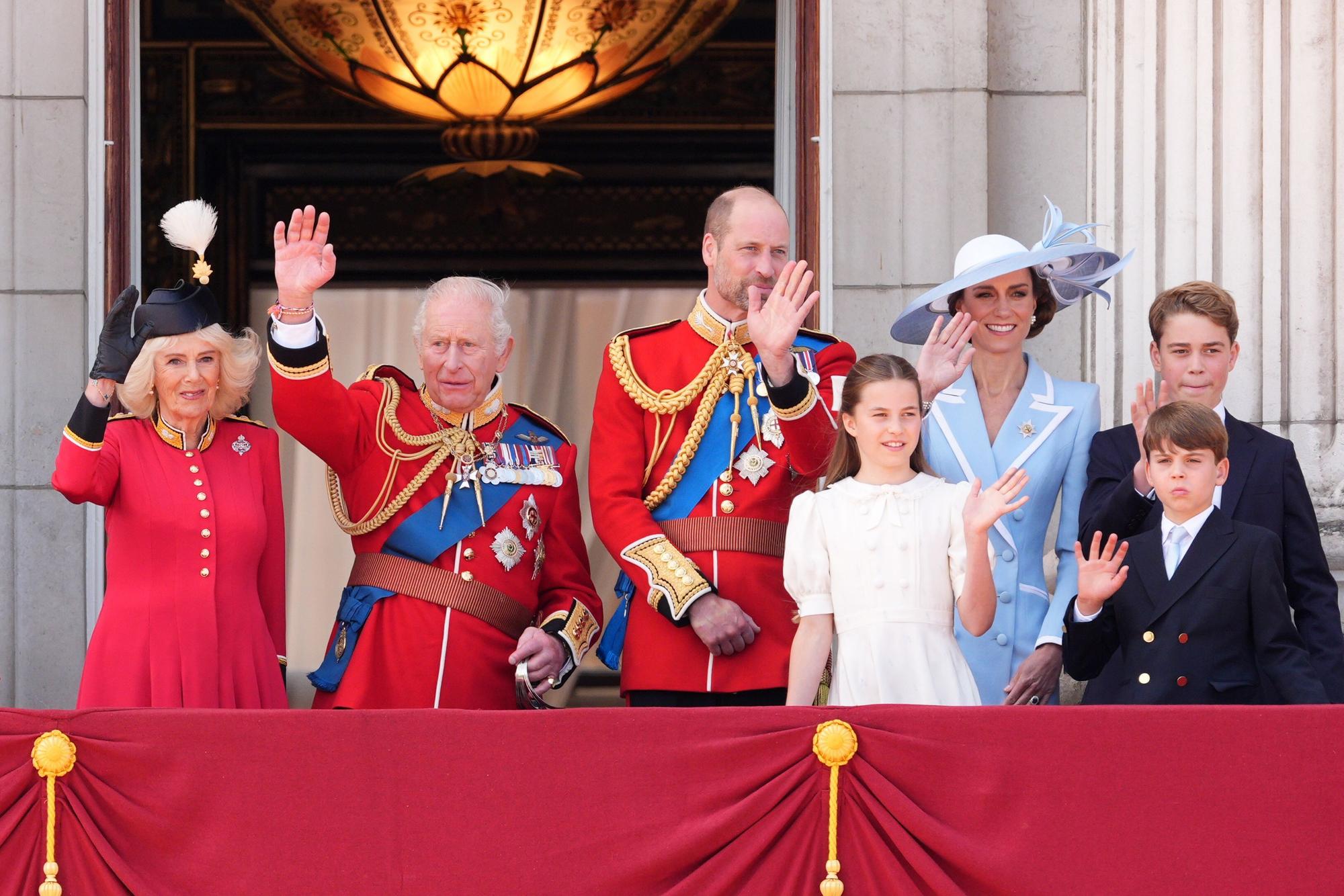 Königin Camilla (l-r), König Charles III., der Prinz von Wales, die Prinzessin von Wales, Prinzessin Charlotte, Prinz George und Prinz Louis winken auf dem Balkon des Buckingham Palace, um den Flugüberflug im Anschluss an die „Trooping the Colour“-Zeremonie im Zentrum Londons zu verfolgen.
