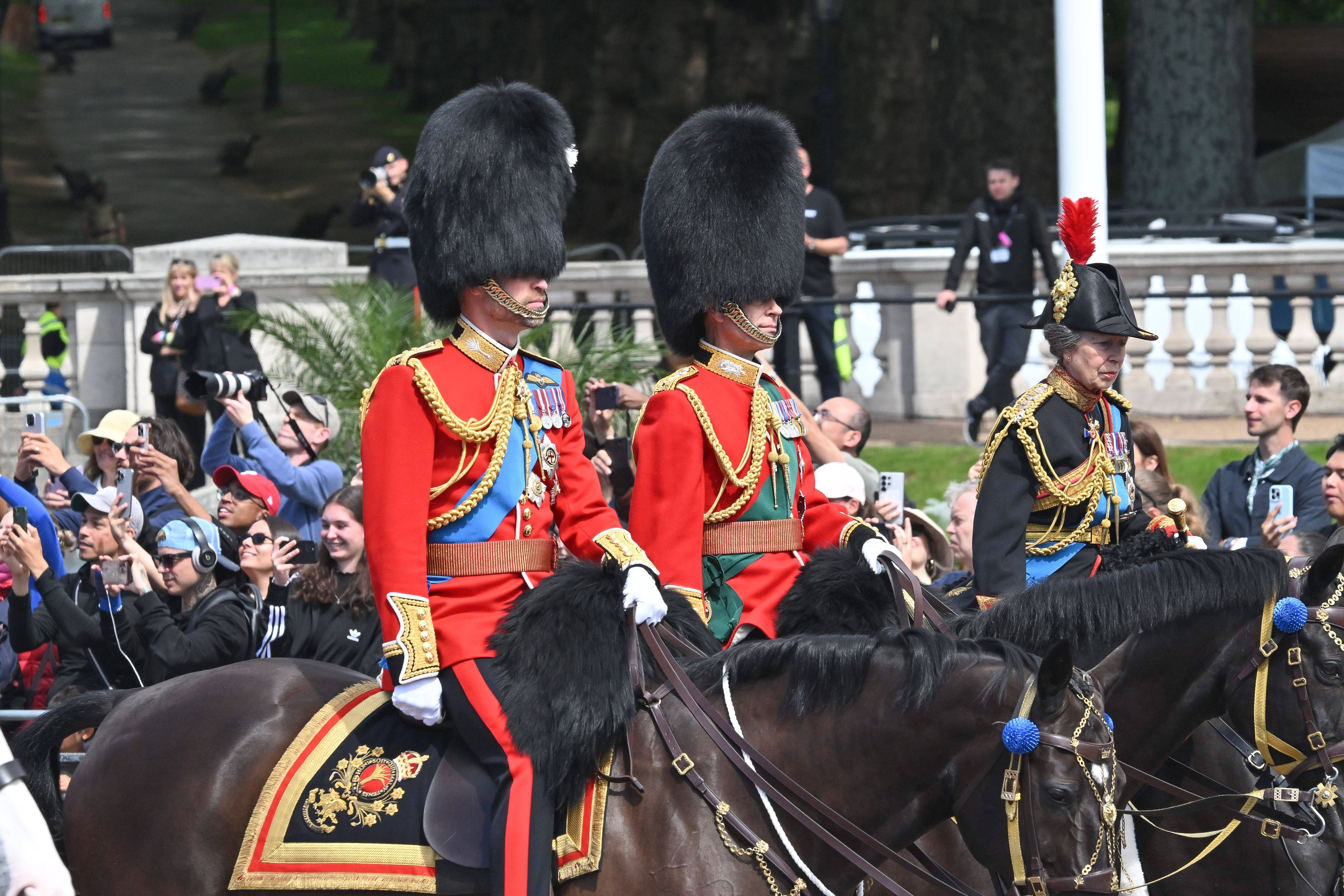 Prinz William, Prinz Edward und Prinzessin Anne verlassen den Buckingham Palace auf dem Weg zur „Trooping the Colour“-Parade.