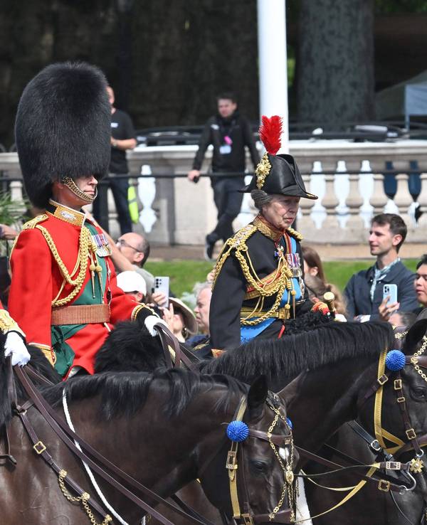 Prinz William, Prinz Edward und Prinzessin Anne verlassen den Buckingham Palace auf dem Weg zur „Trooping the Colour“-Parade.