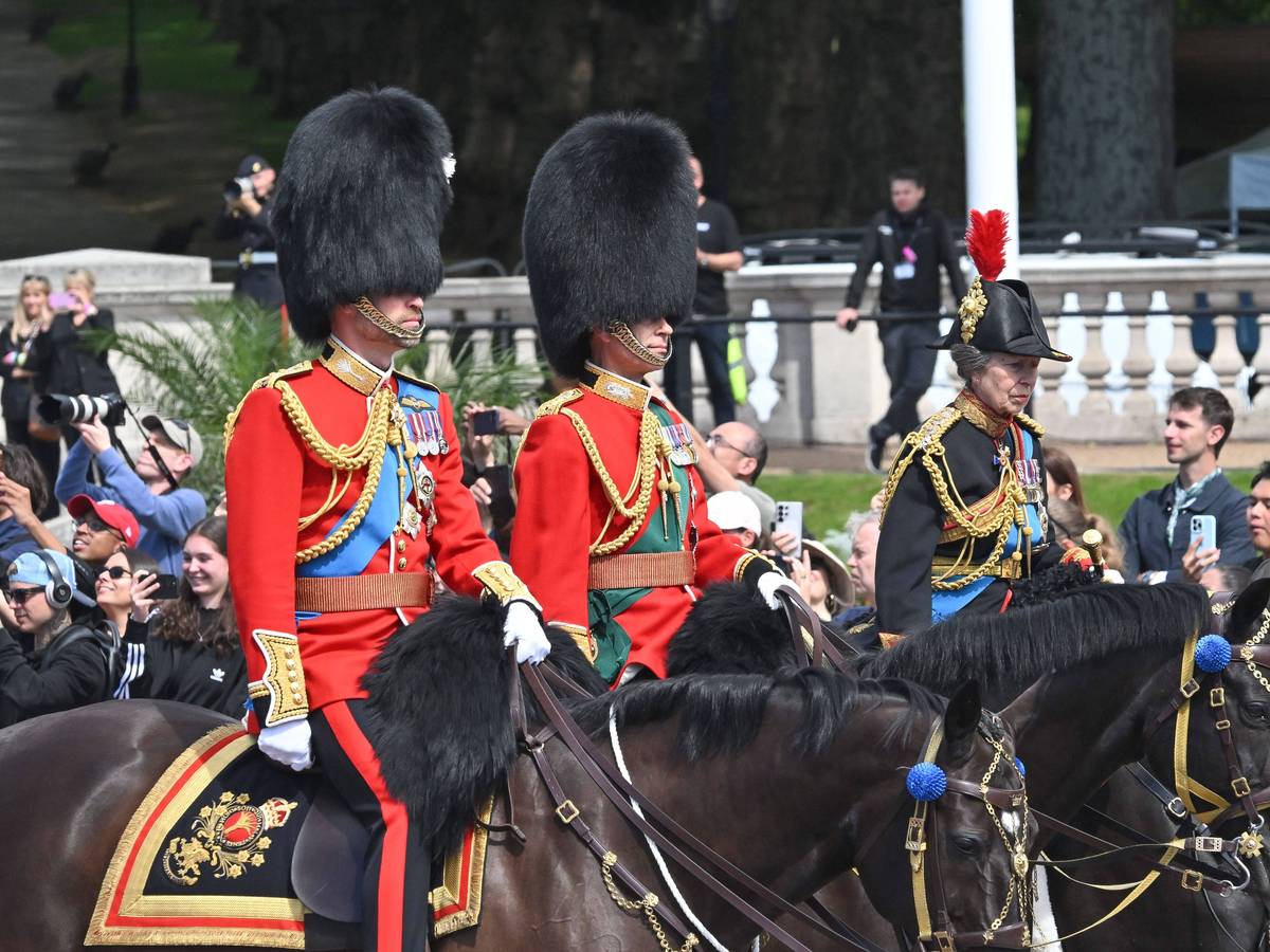 Prinz William, Prinz Edward und Prinzessin Anne verlassen den Buckingham Palace auf dem Weg zur „Trooping the Colour“-Parade.