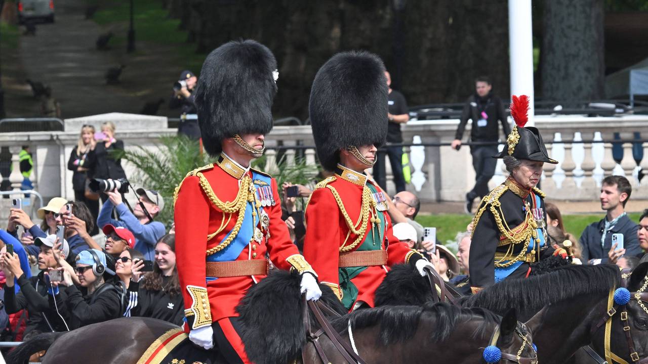Prinz William, Prinz Edward und Prinzessin Anne verlassen den Buckingham Palace auf dem Weg zur „Trooping the Colour“-Parade.