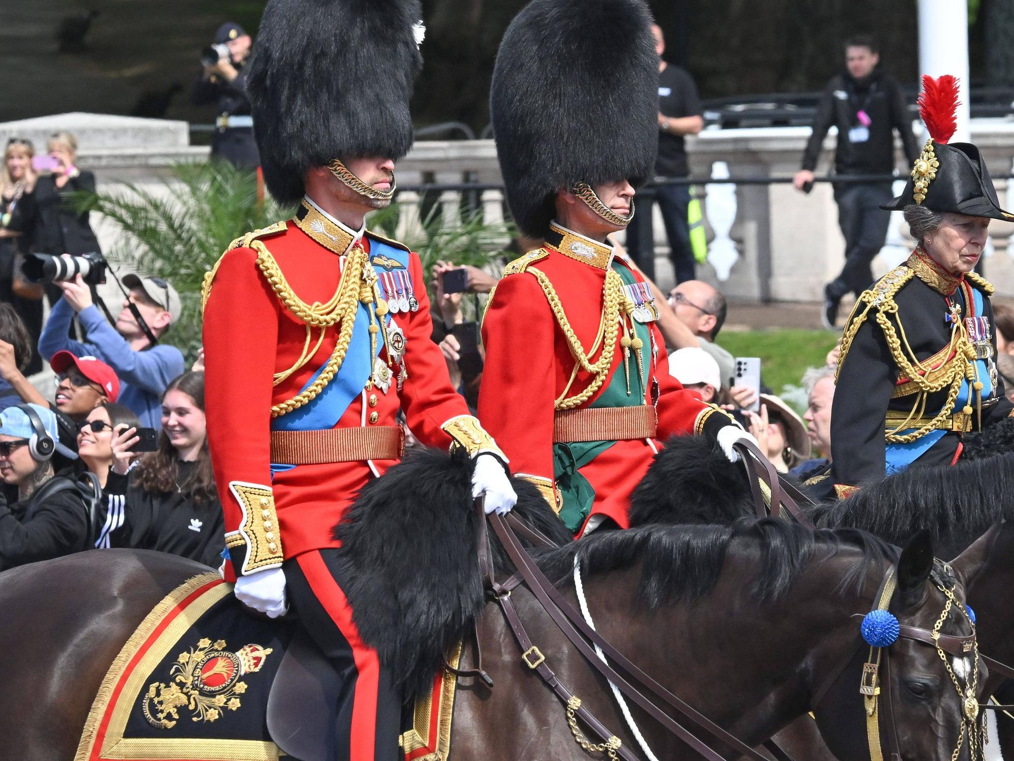 Prinz William, Prinz Edward und Prinzessin Anne verlassen den Buckingham Palace auf dem Weg zur „Trooping the Colour“-Parade.