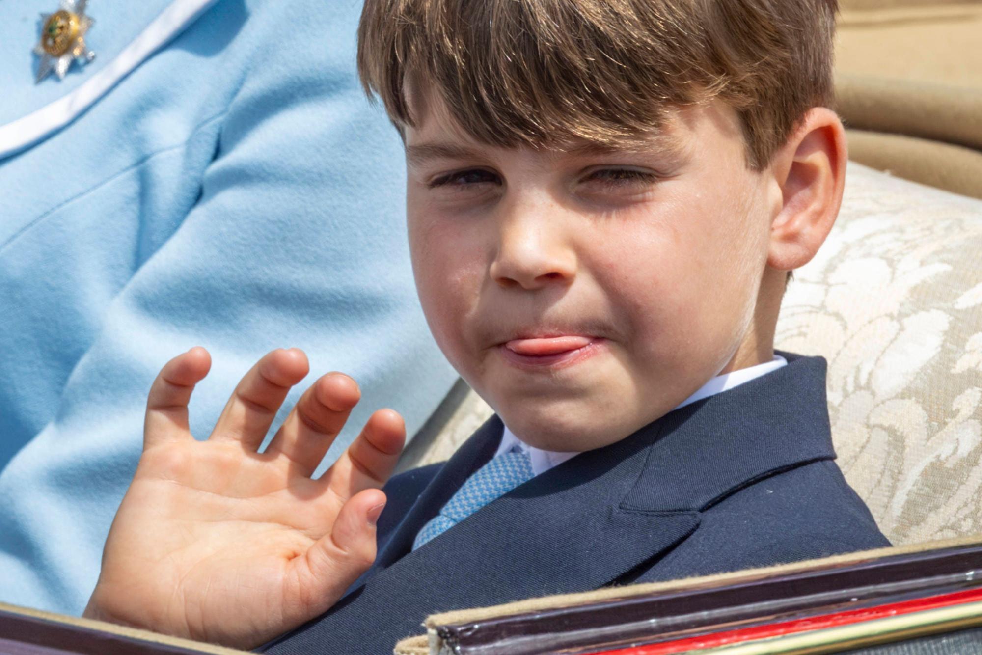 Prinz Louis begrüßt die Schaulustigen mit der Zunge.