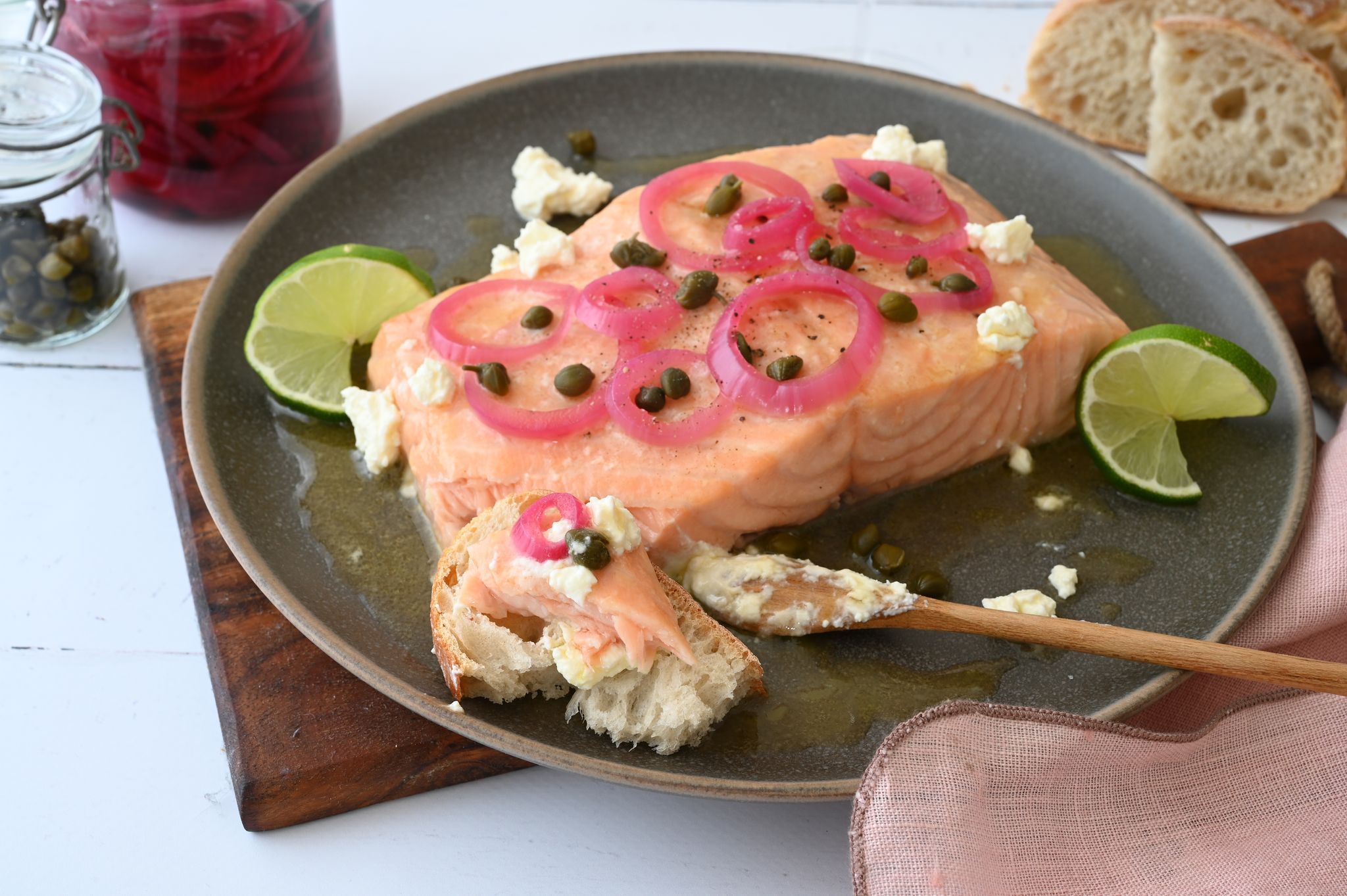 Gegrillter Lachs mit eingelegten Zwiebeln und Kapern