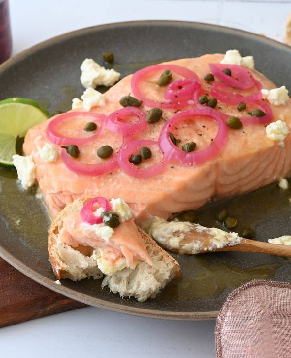 Gegrillter Lachs mit eingelegten Zwiebeln und Kapern