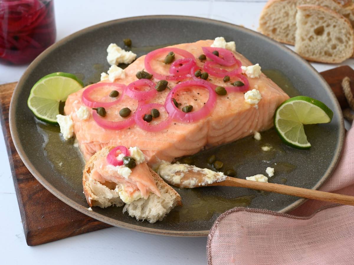 Gegrillter Lachs mit eingelegten Zwiebeln und Kapern