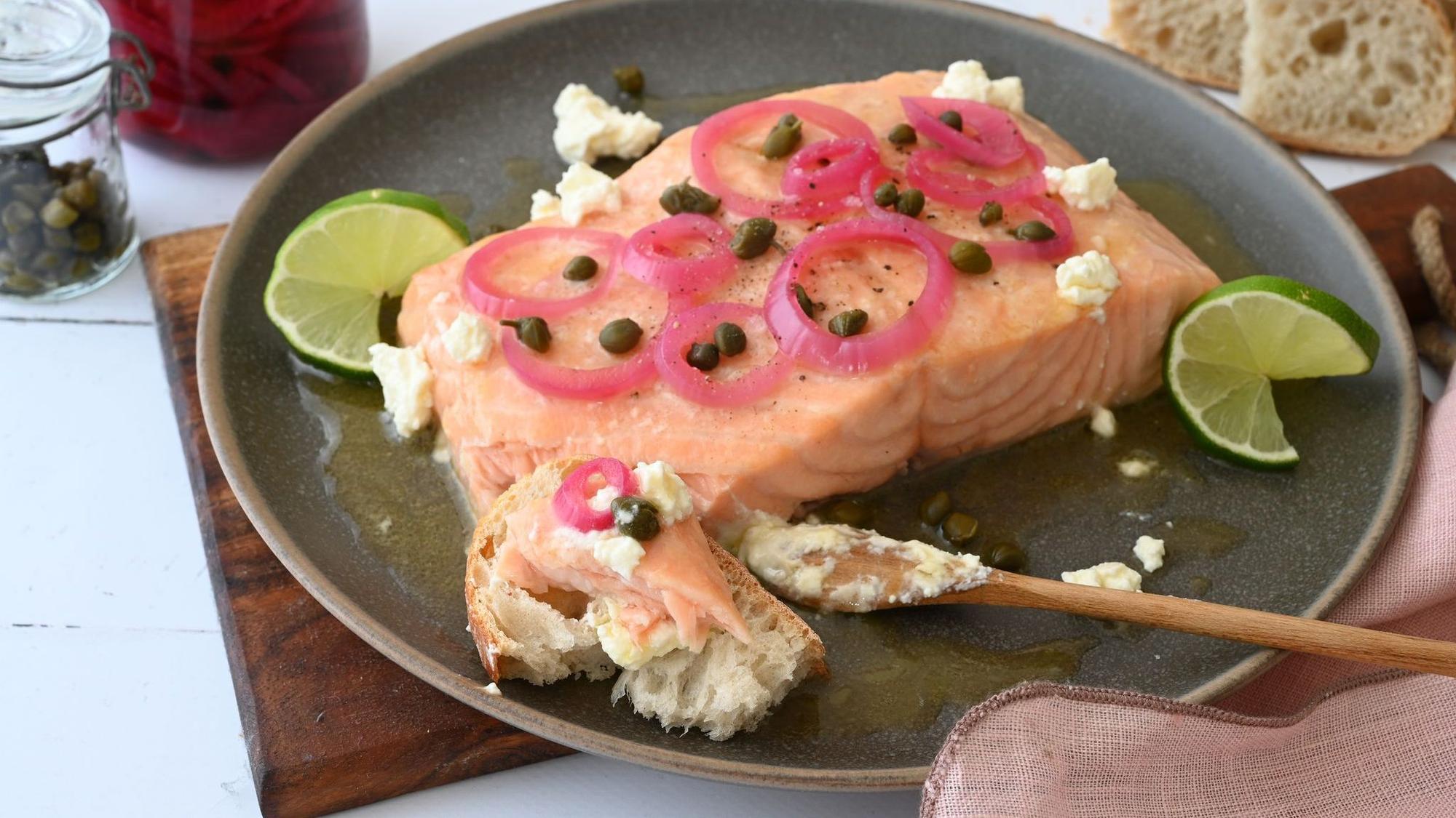 Gegrillter Lachs mit eingelegten Zwiebeln und Kapern