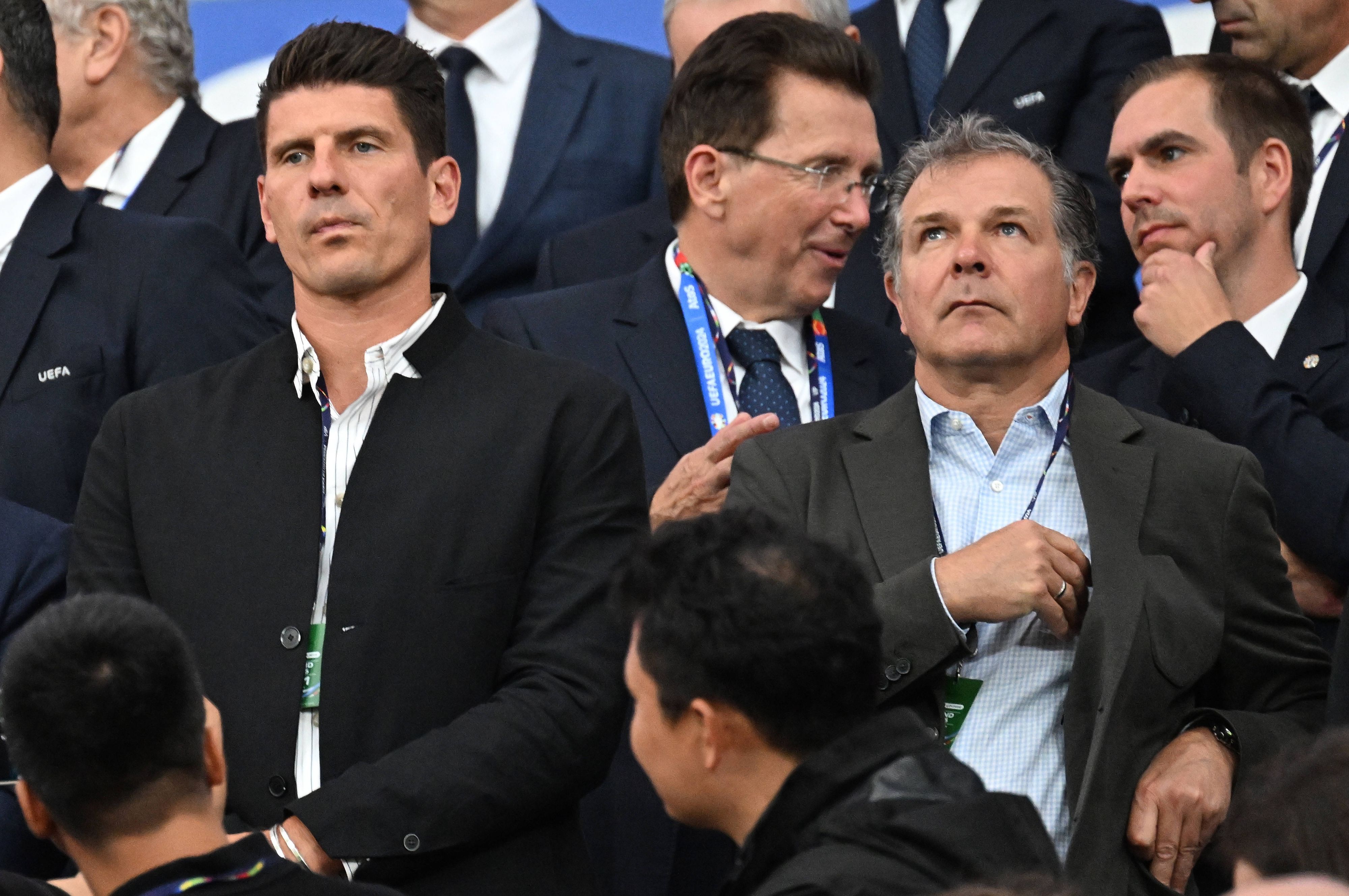 Mario Gomez und Andreas Möller nebeneinander auf der Tribüne.