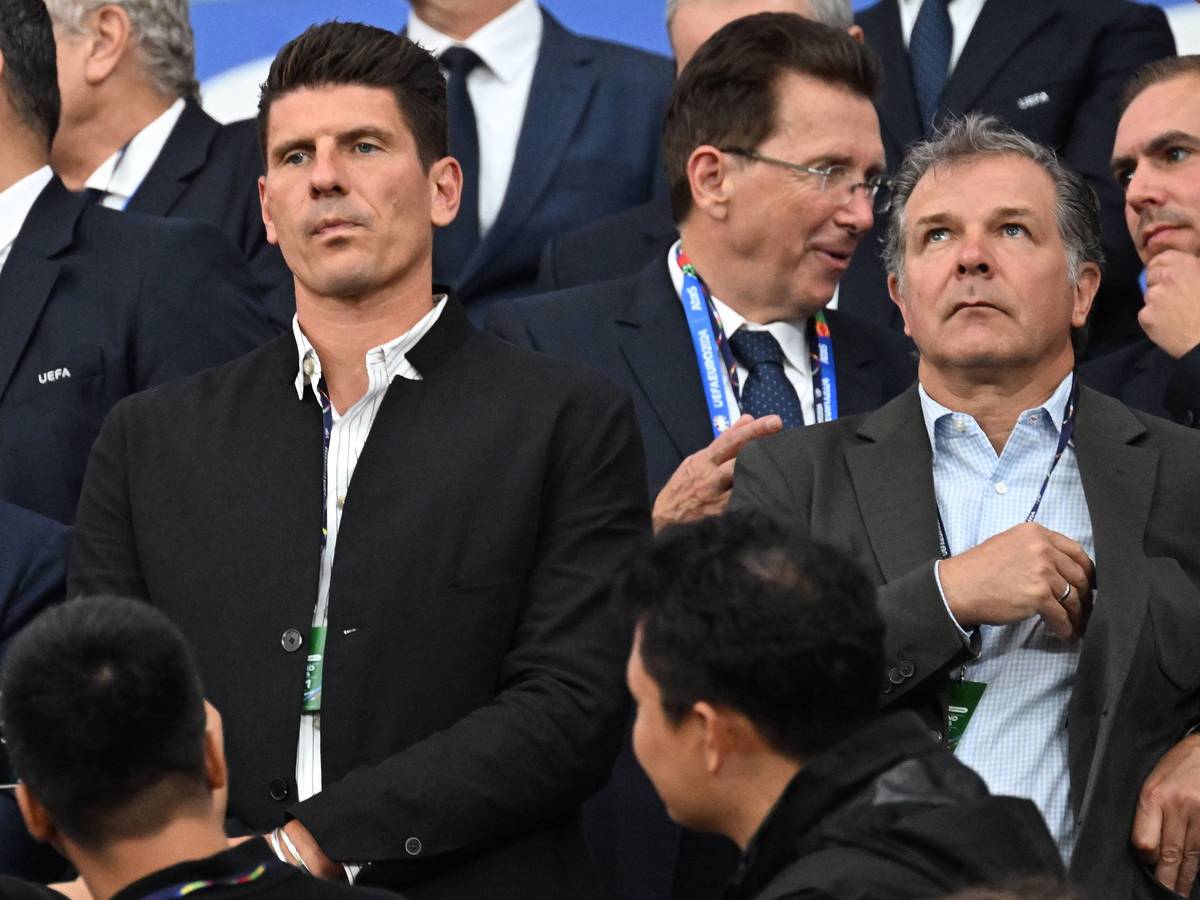 Mario Gomez und Andreas Möller nebeneinander auf der Tribüne.