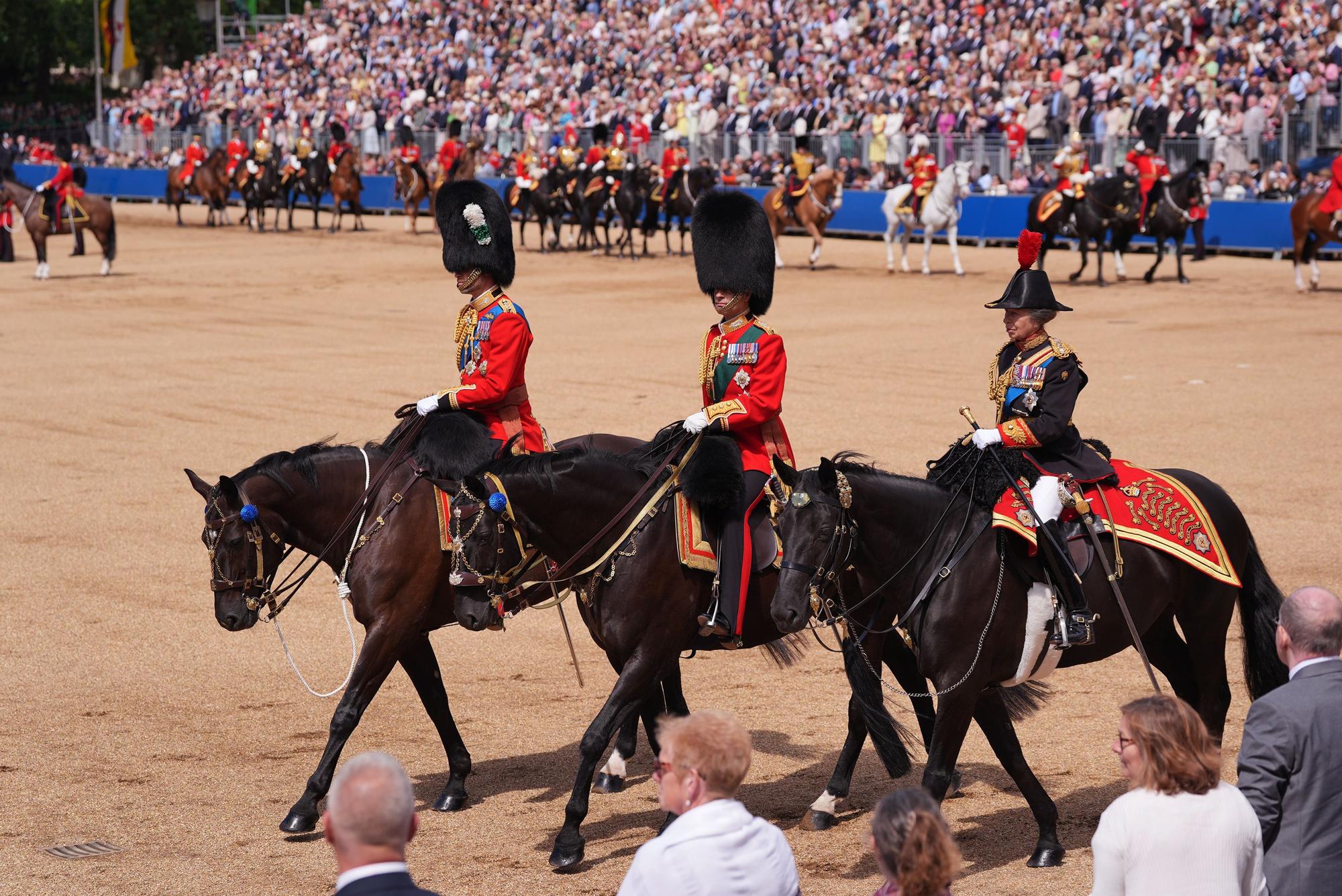 William (l-r), Prinz von Wales auf Darby, Edward, Herzog von Edinburgh auf Sir John und Anne, Princess Royal auf Noble - Pferde, die der königlichen Familie von der Royal Canadian Mounted Police geschenkt wurden - während der „Trooping the Colour“-Zeremonie auf der Horse Guards Parade im Zentrum Londons anlässlich des offiziellen Geburtstags von König Charles III.