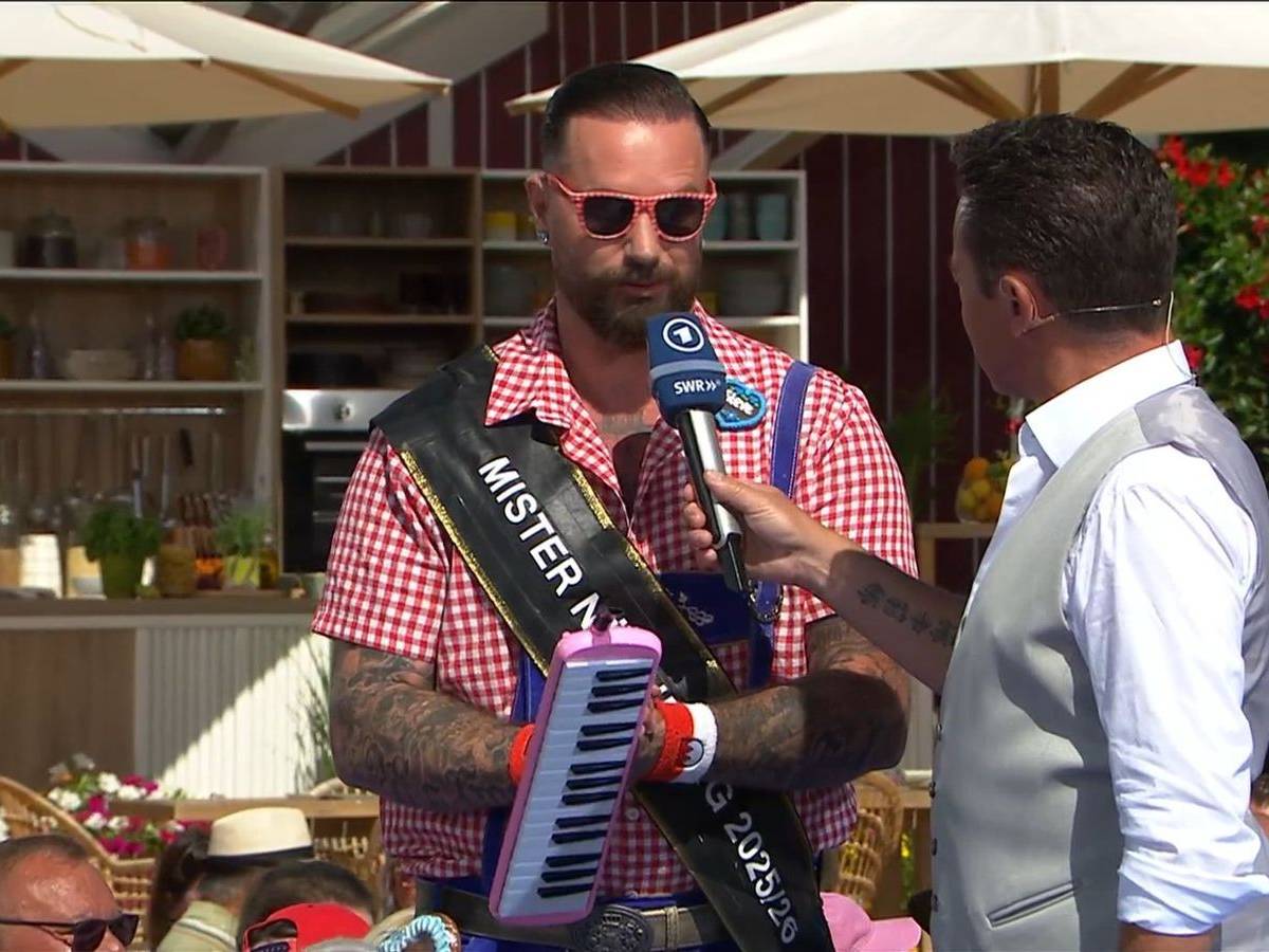 Steve Paradiso (links) widmete „Immer wieder sonntags“-Moderator Stefan Mross vor seinem Auftritt bewegende Worte. (Bild: ARD)