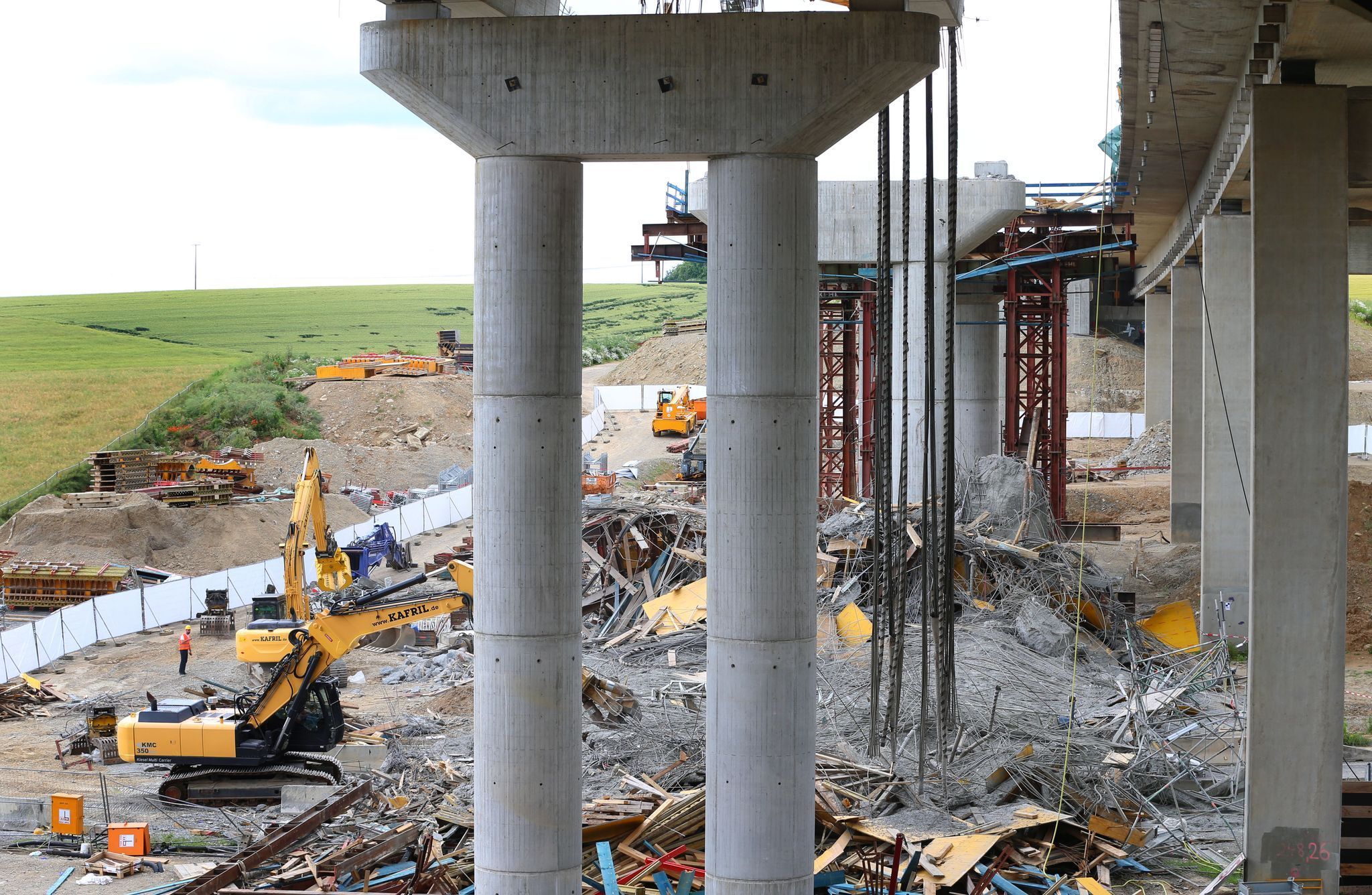 Aufräumarbeiten an eingestürzter Brücke