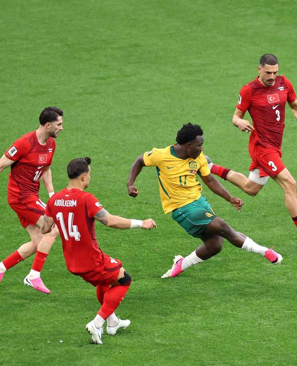 Der Australier Nestory Irankunda (2vr) erzielt das Tor zum 1:0. Drei türkische Spieler stehen um ihn herum.