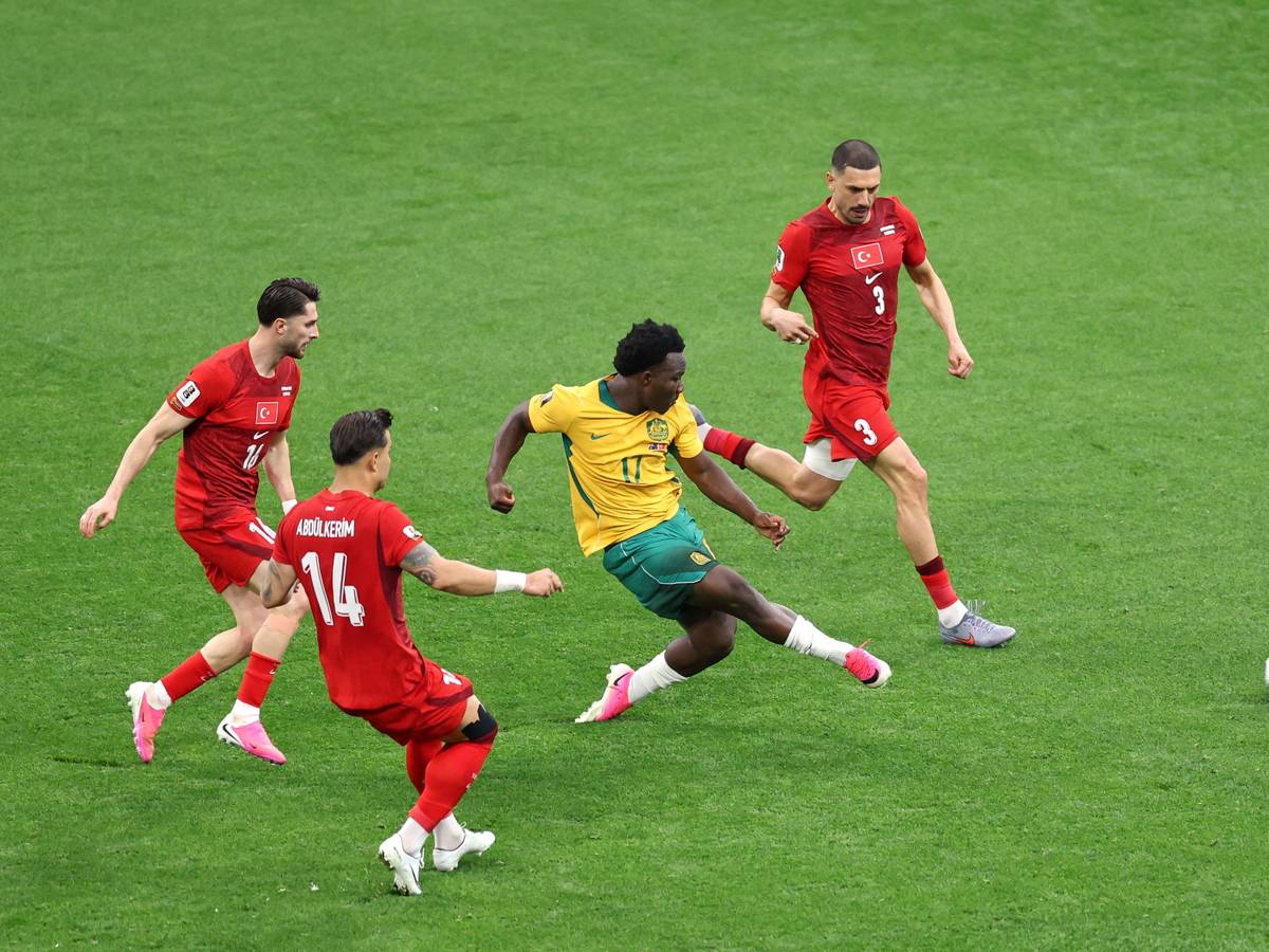 Der Australier Nestory Irankunda (2vr) erzielt das Tor zum 1:0. Drei türkische Spieler stehen um ihn herum.