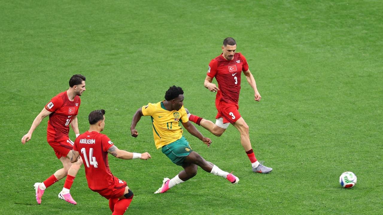 Der Australier Nestory Irankunda (2vr) erzielt das Tor zum 1:0. Drei türkische Spieler stehen um ihn herum.