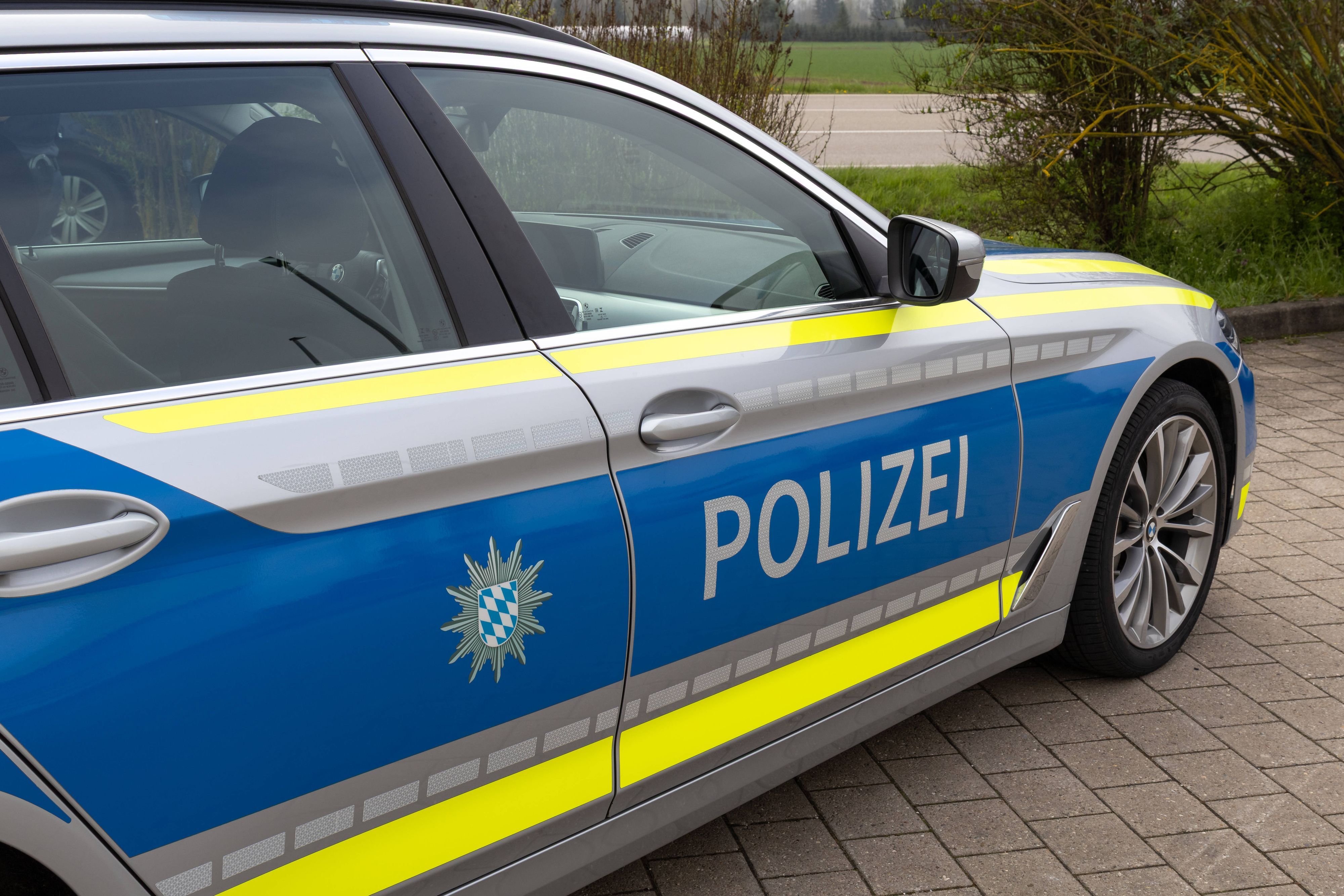 Das Symbolfoto zeigt einen Streifenwagen an einer Landstraße.