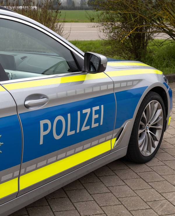 Das Symbolfoto zeigt einen Streifenwagen an einer Landstraße.
