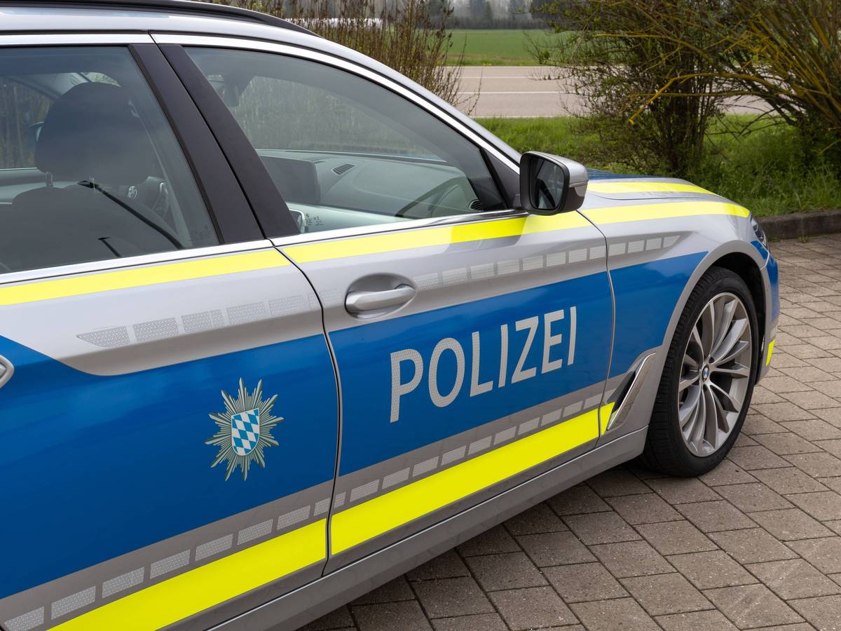 Das Symbolfoto zeigt einen Streifenwagen an einer Landstraße.