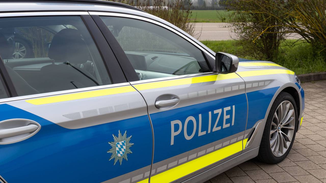 Das Symbolfoto zeigt einen Streifenwagen an einer Landstraße.