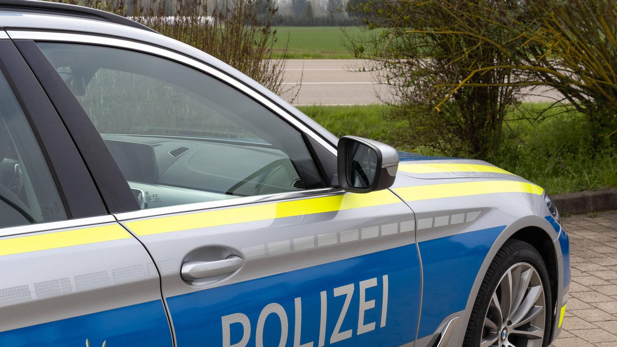 Das Symbolfoto zeigt einen Streifenwagen an einer Landstraße.