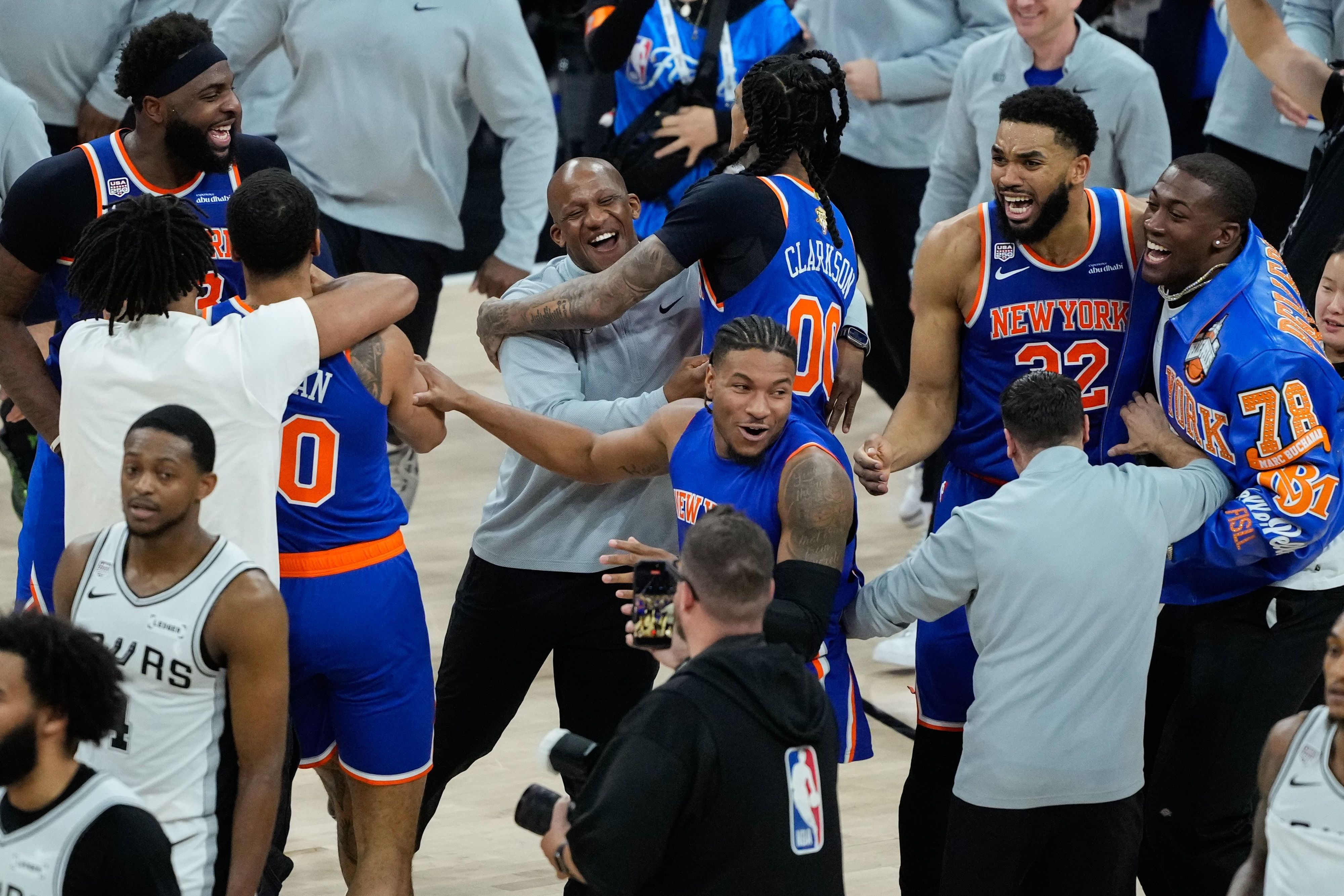 Die New York Knicks jubeln über den NBA-Titel