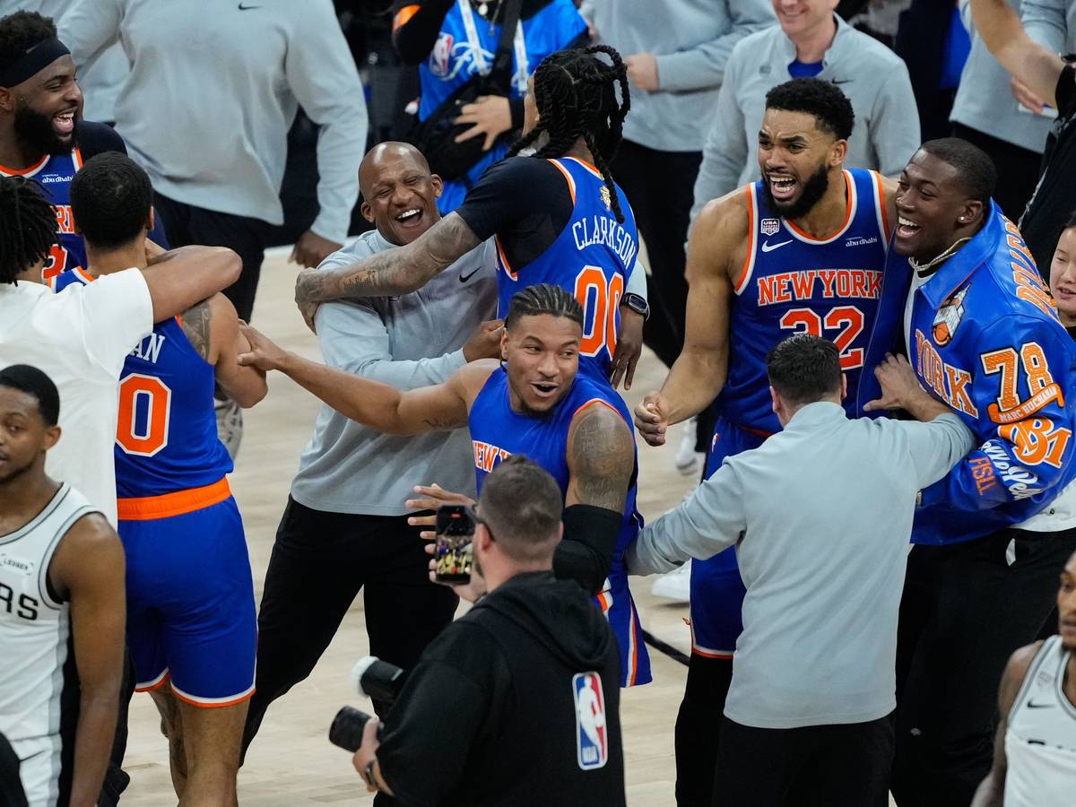 Die New York Knicks jubeln über den NBA-Titel