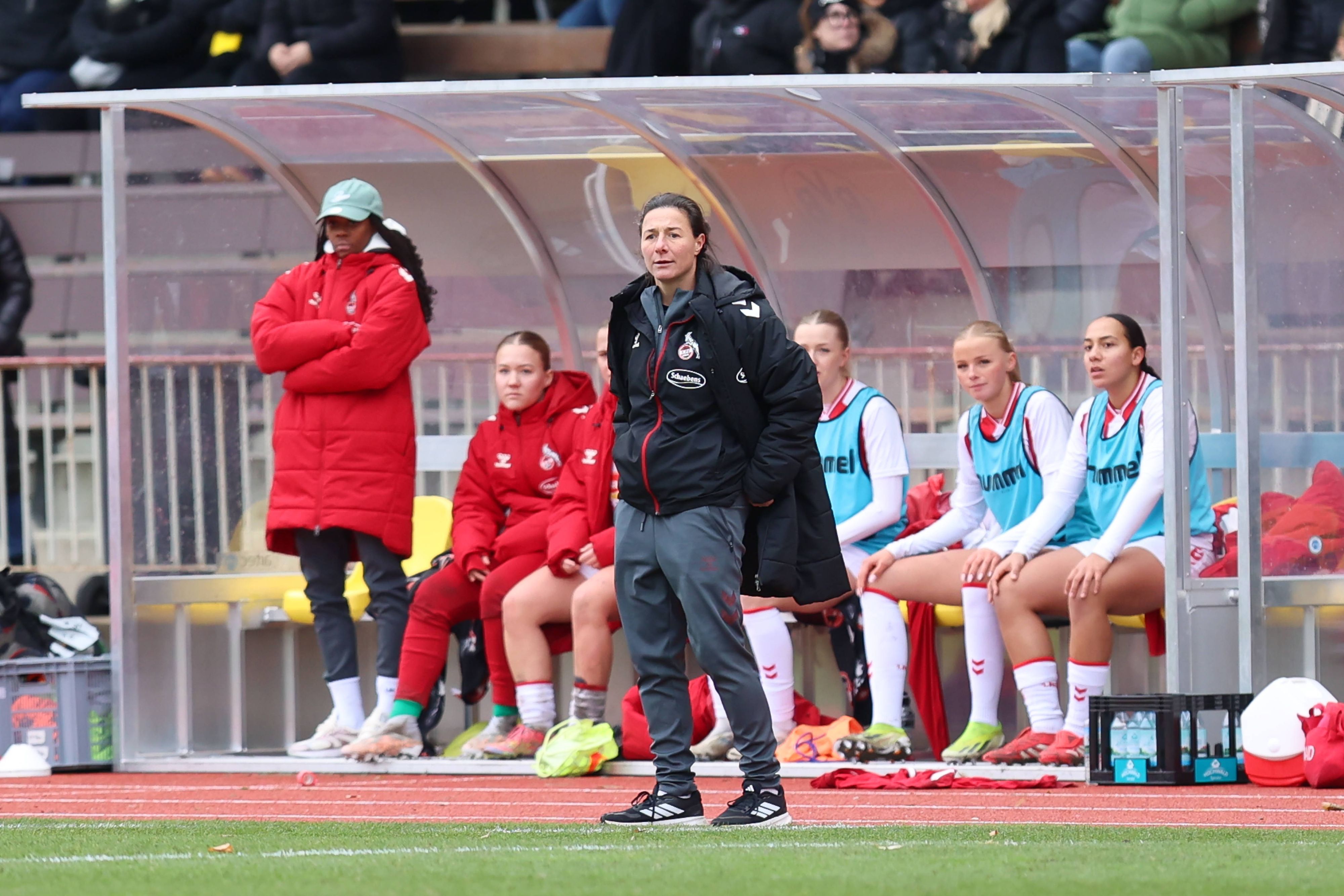 FC-Trainerin Verena Hagedorn vor der Auswechselbank.