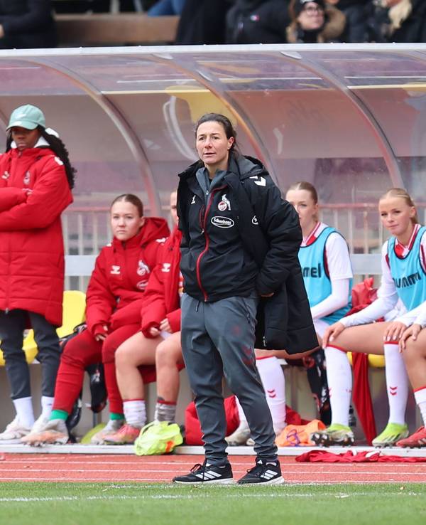 FC-Trainerin Verena Hagedorn vor der Auswechselbank.